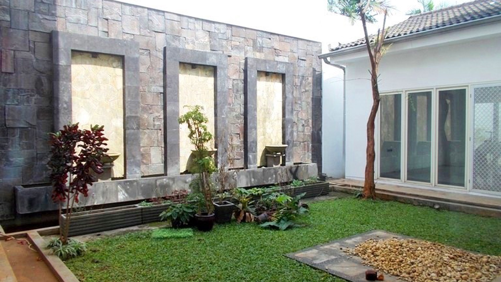 Big House... Nice Garden... Close to JIS...