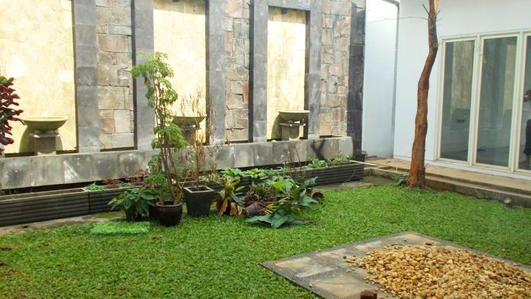 Big House... Nice Garden... Close to JIS...