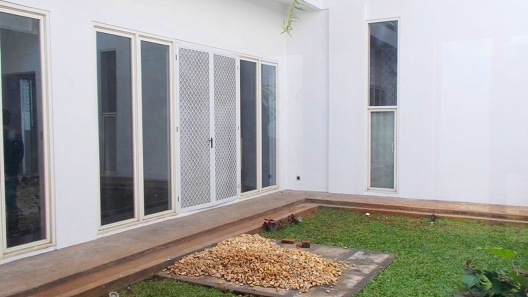 Big House... Nice Garden... Close to JIS...