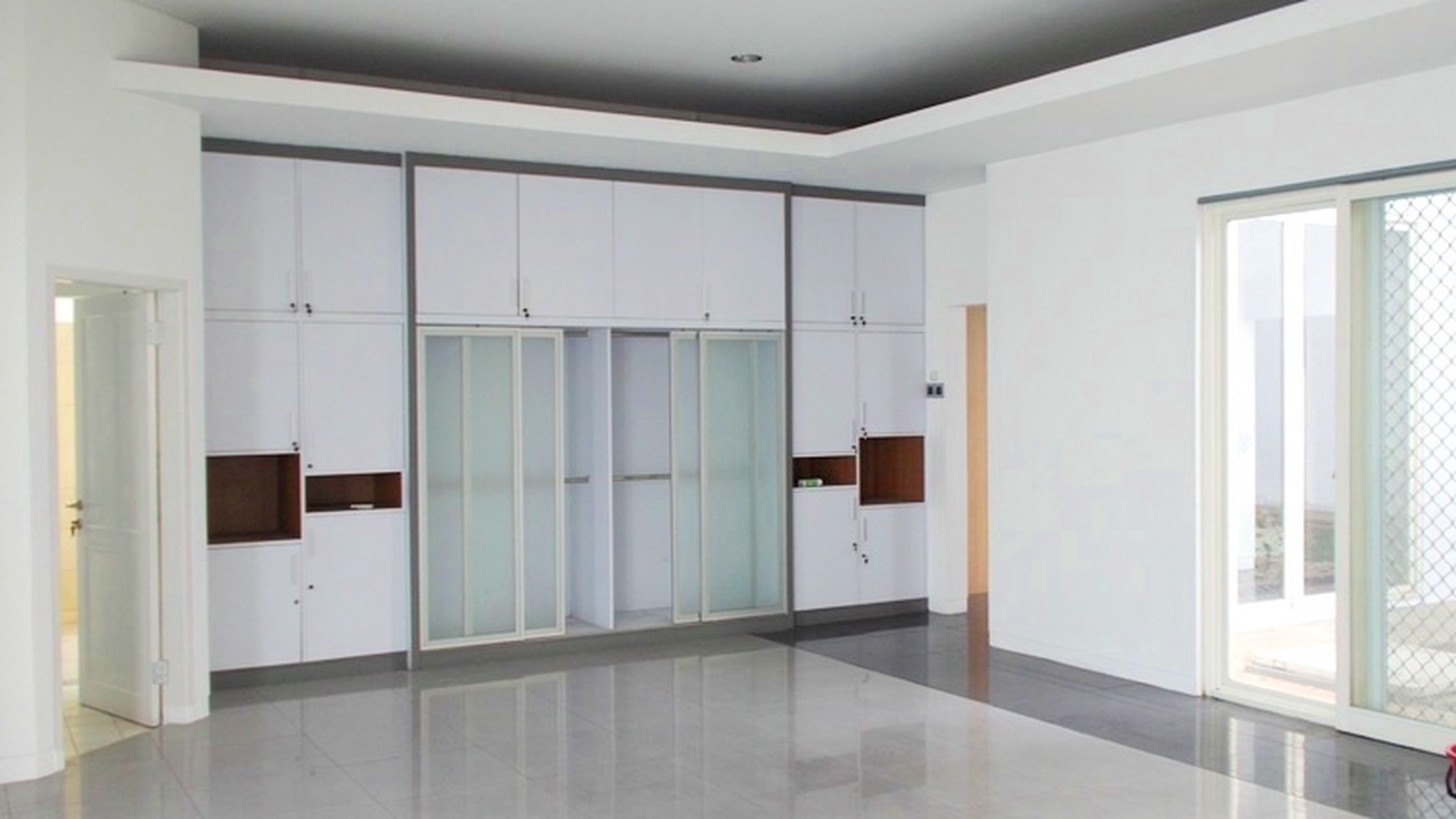 Big House... Nice Garden... Close to JIS...