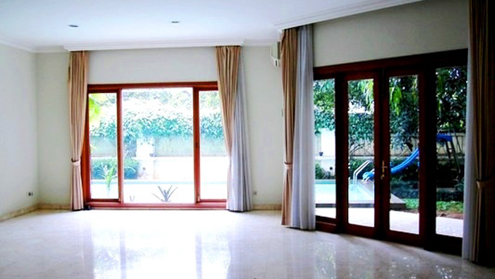 Nice Garden & pool... Close To JIS..