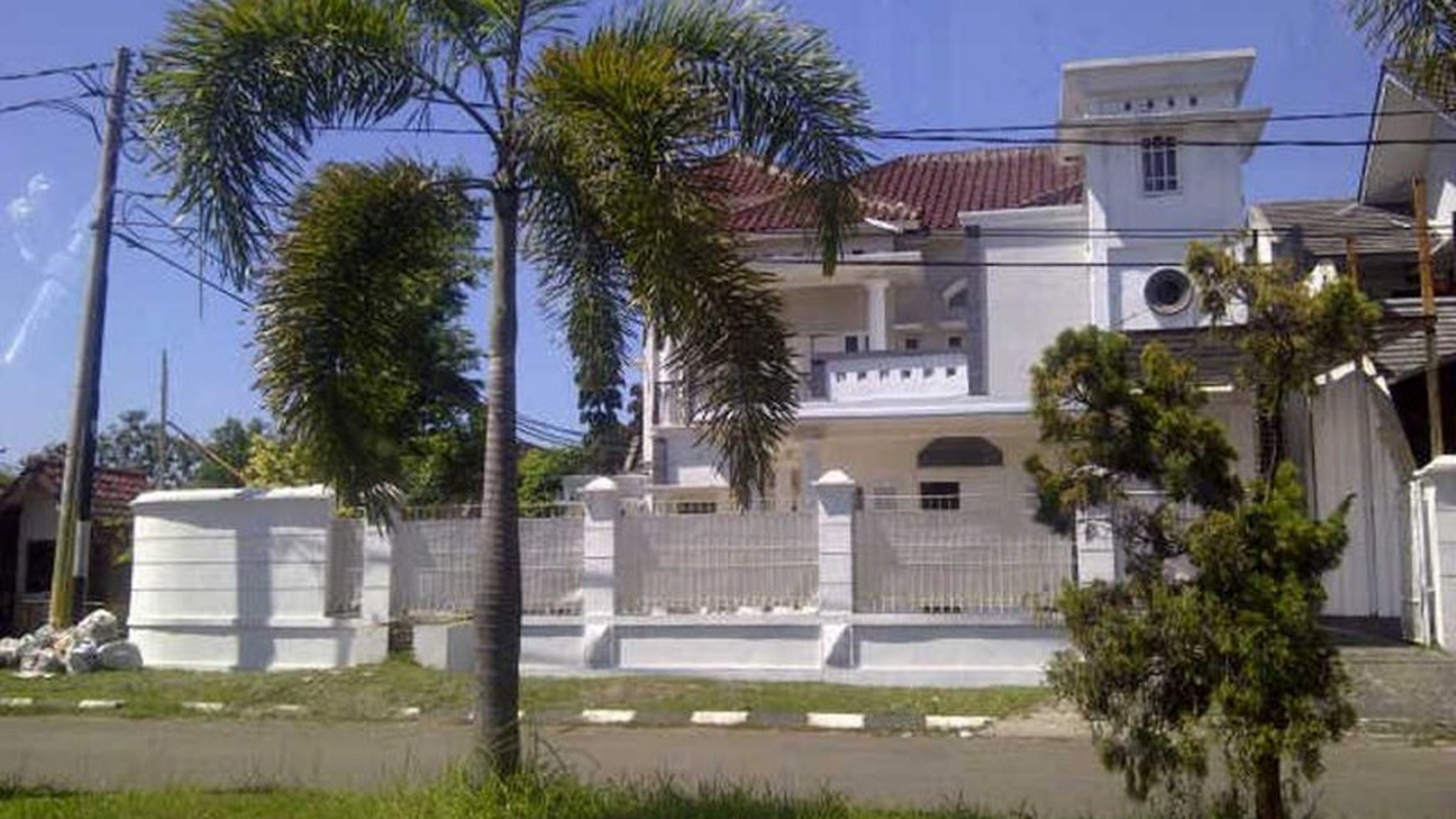 Rumah pinggir jalan,siap huni,good price  di Villa Bintaro Regency