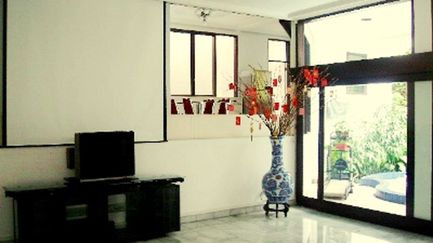 Nice House.. Semifurnish....Quiet area...Nice garden and pool....