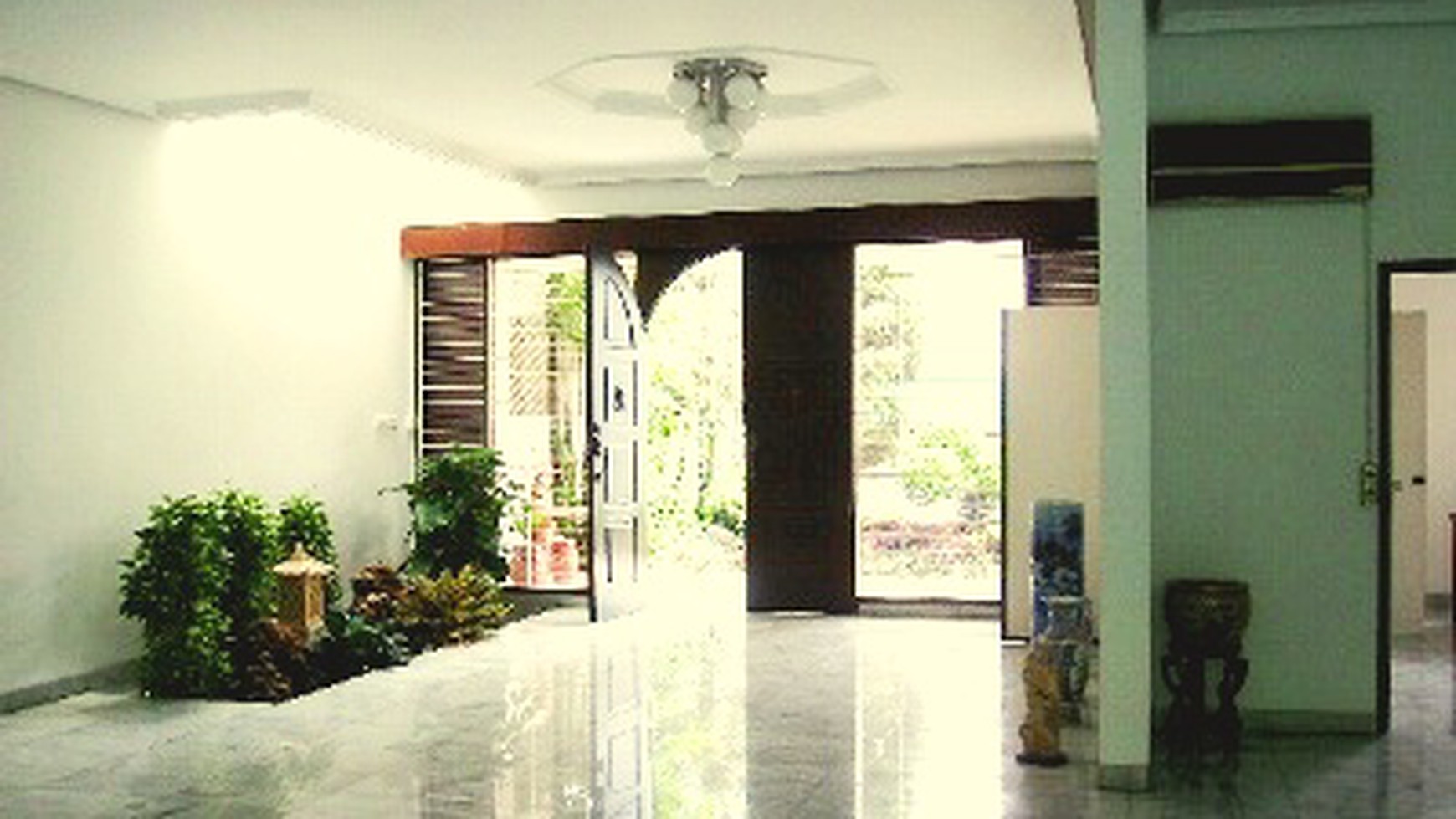 Nice House.. Semifurnish....Quiet area...Nice garden and pool....