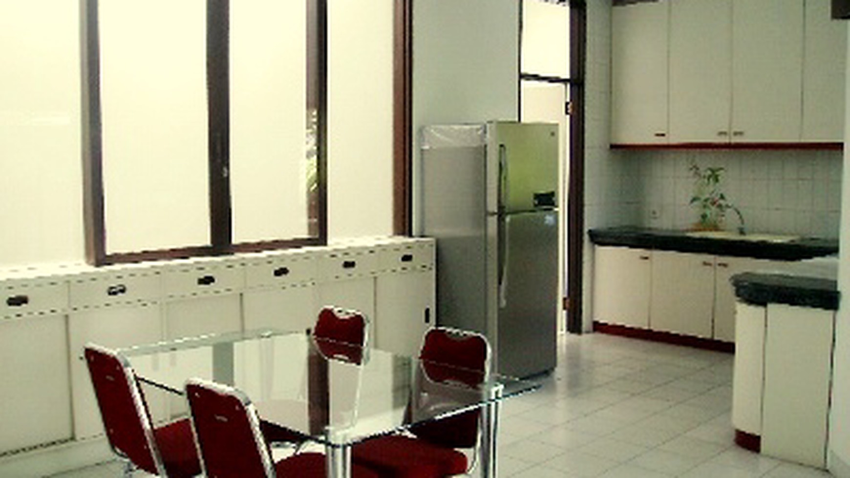 Nice House.. Semifurnish....Quiet area...Nice garden and pool....