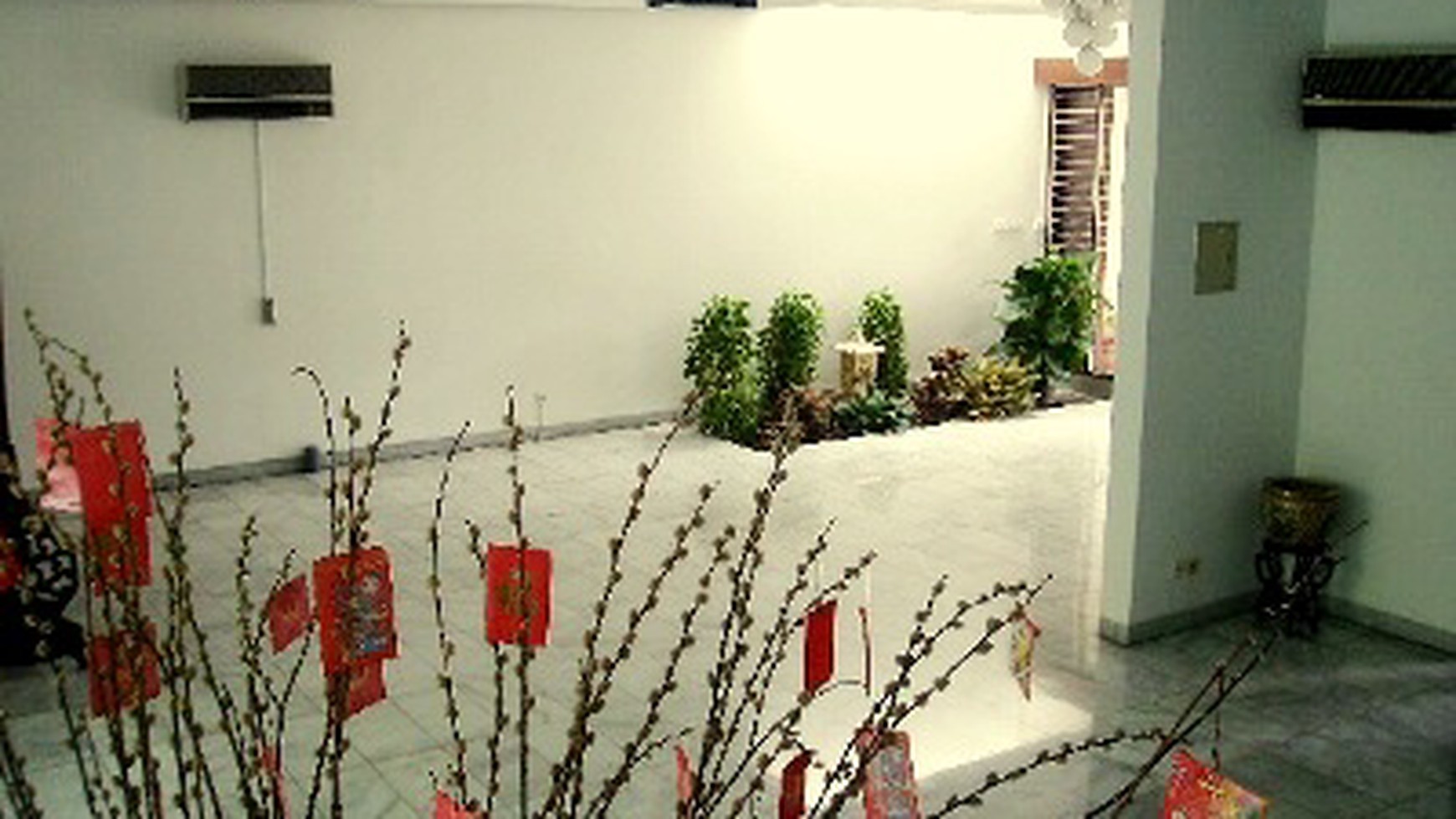 Nice House.. Semifurnish....Quiet area...Nice garden and pool....