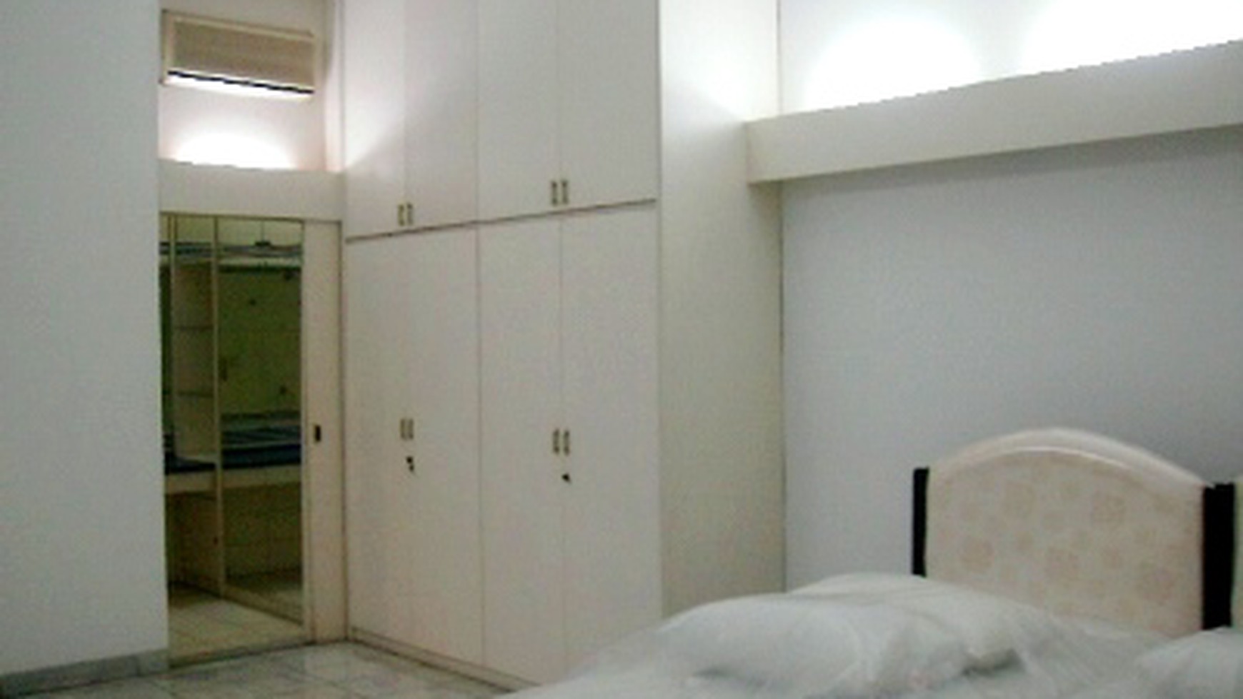 Nice House.. Semifurnish....Quiet area...Nice garden and pool....