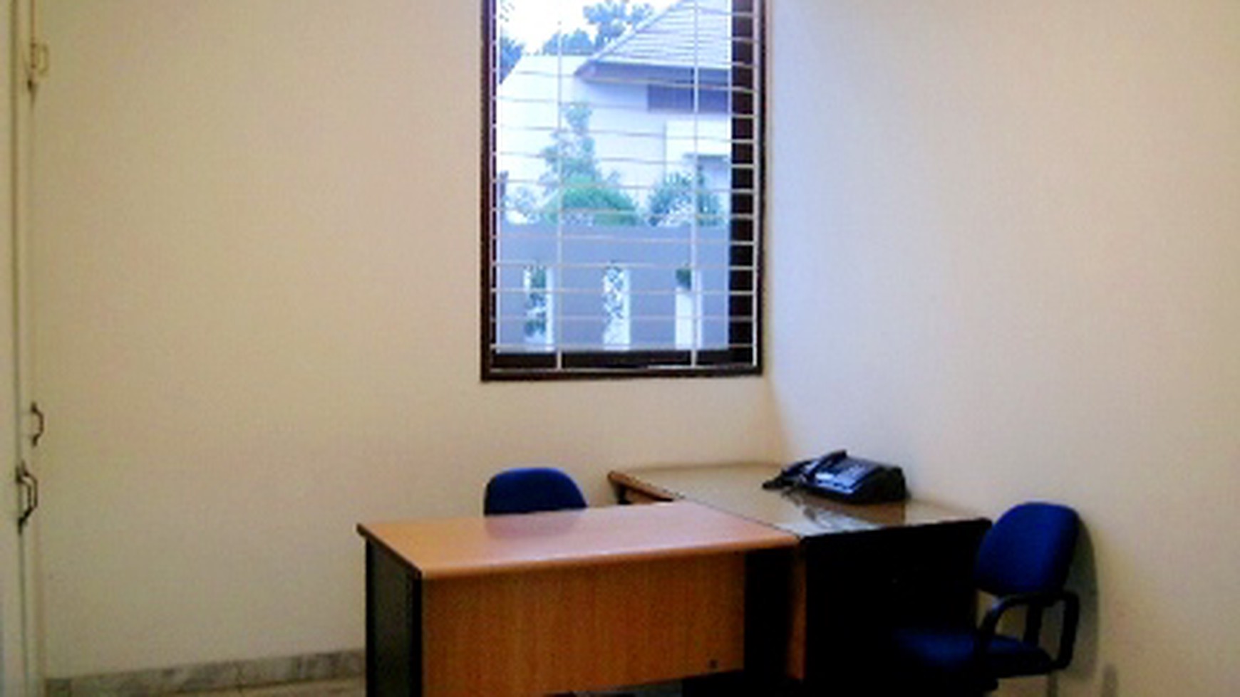 Nice House.. Semifurnish....Quiet area...Nice garden and pool....