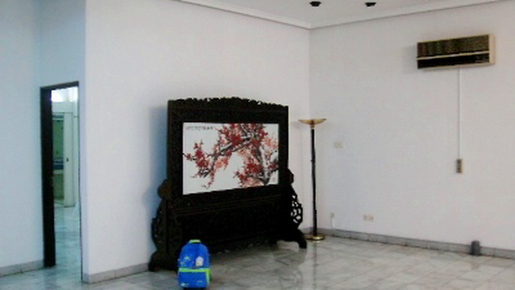 Nice House.. Semifurnish....Quiet area...Nice garden and pool....