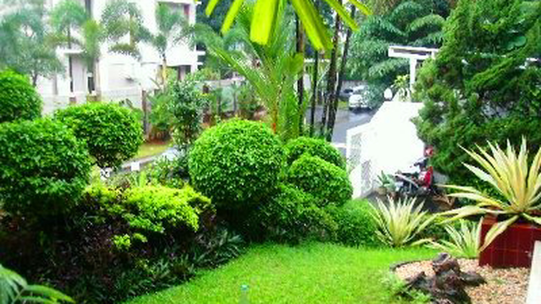 Nice House.. Semifurnish....Quiet area...Nice garden and pool....