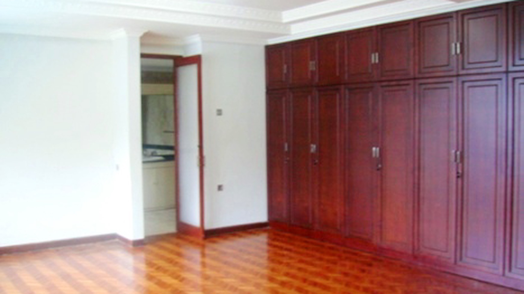 Quiet Area.. Big Garden & Pool...Close to Senayan/Sudirman.