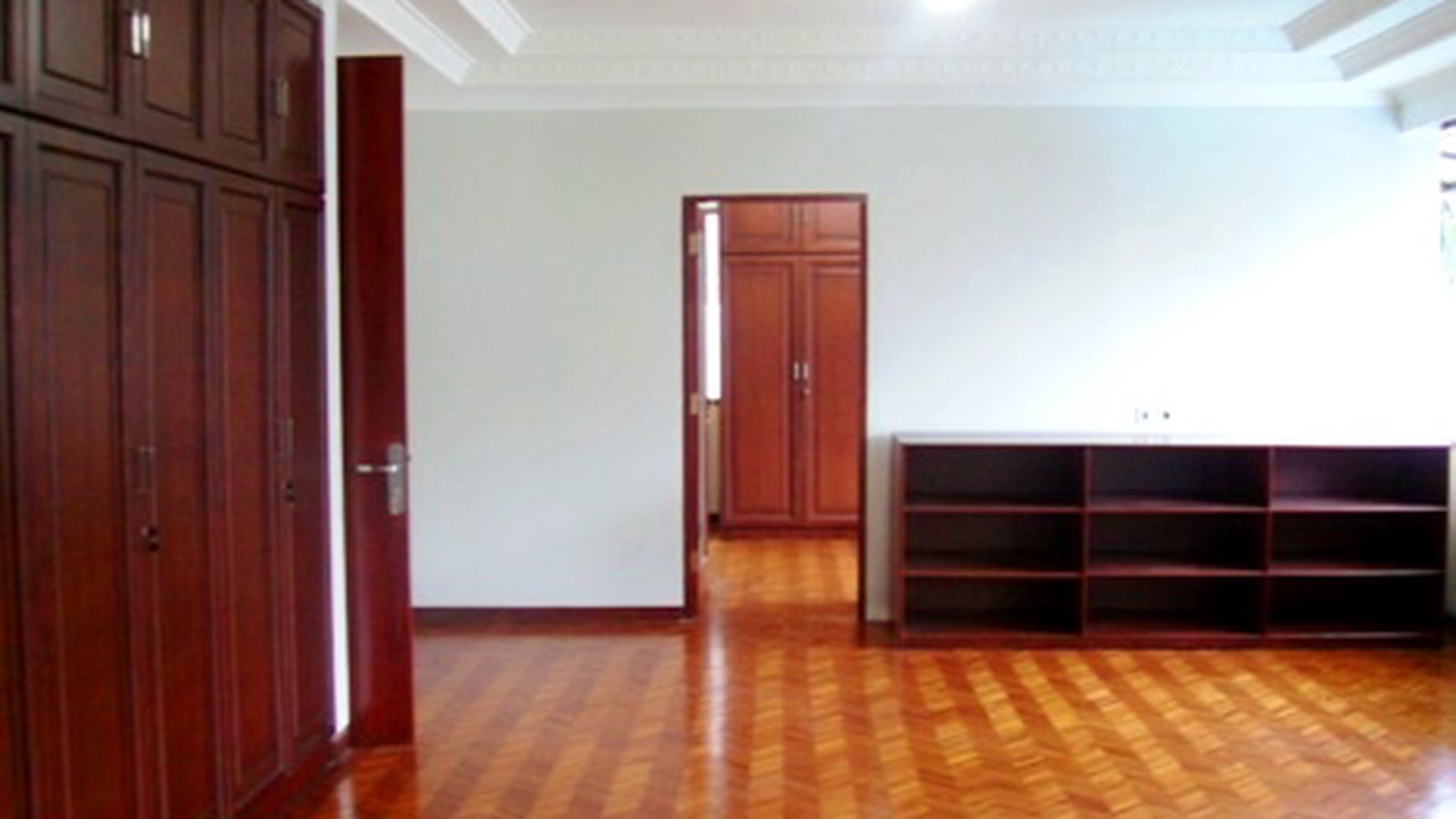 Quiet Area.. Big Garden & Pool...Close to Senayan/Sudirman.