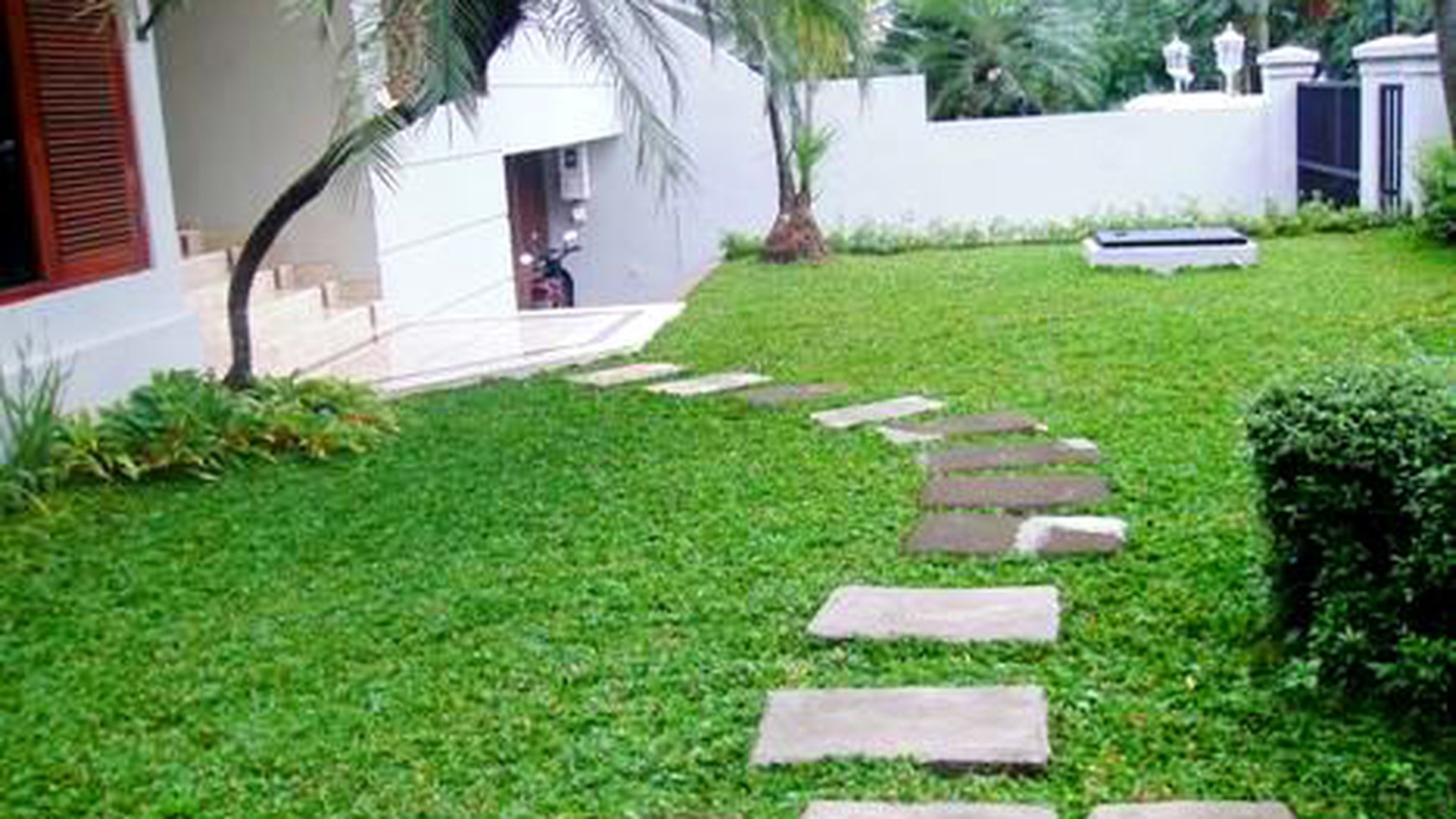 Quiet Area.. Big Garden & Pool...Close to Senayan/Sudirman.