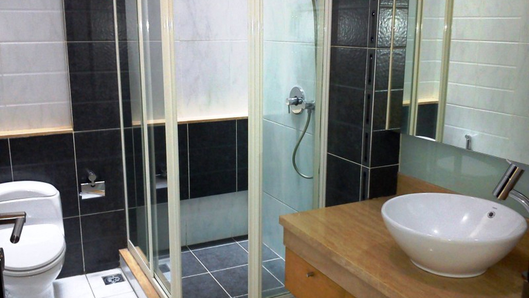 Very Nice House....Modern Style...Nice Garden & Pool... Quiet...Close to JIS..