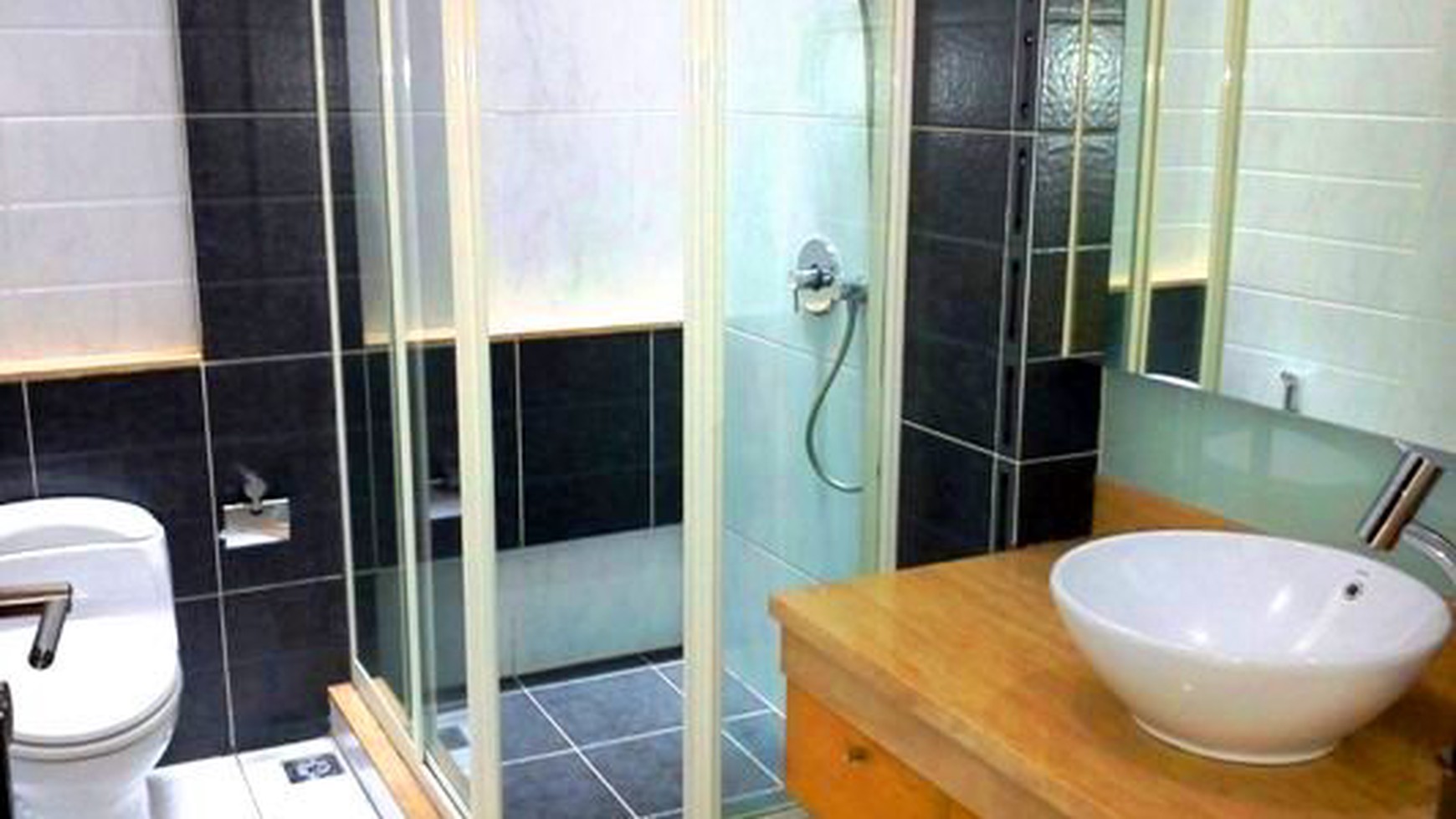 Very Nice House...Modern Style...Close to JIS...Quiet area..Park View.