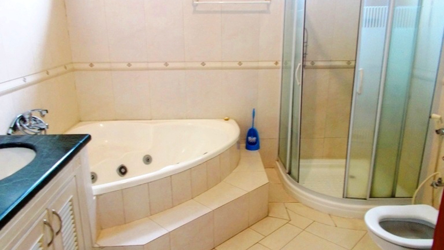 Newly House...Quiet area...Walking Distance to JIS