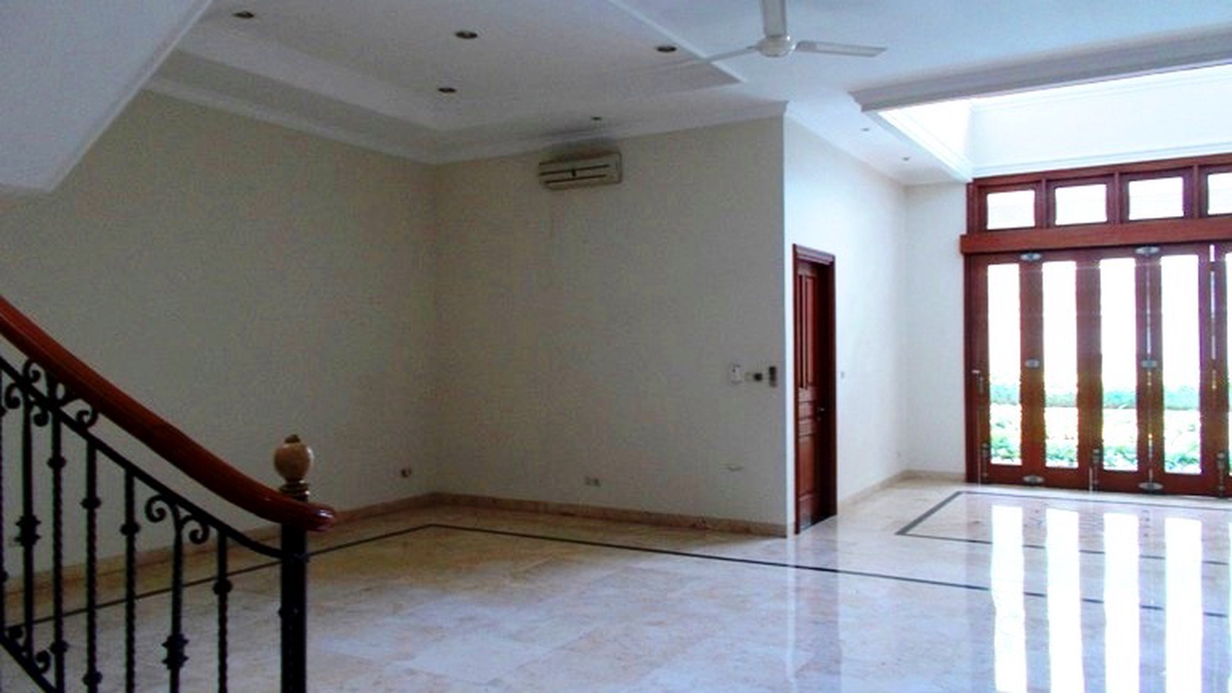 Newly House...Quiet area...Walking Distance to JIS