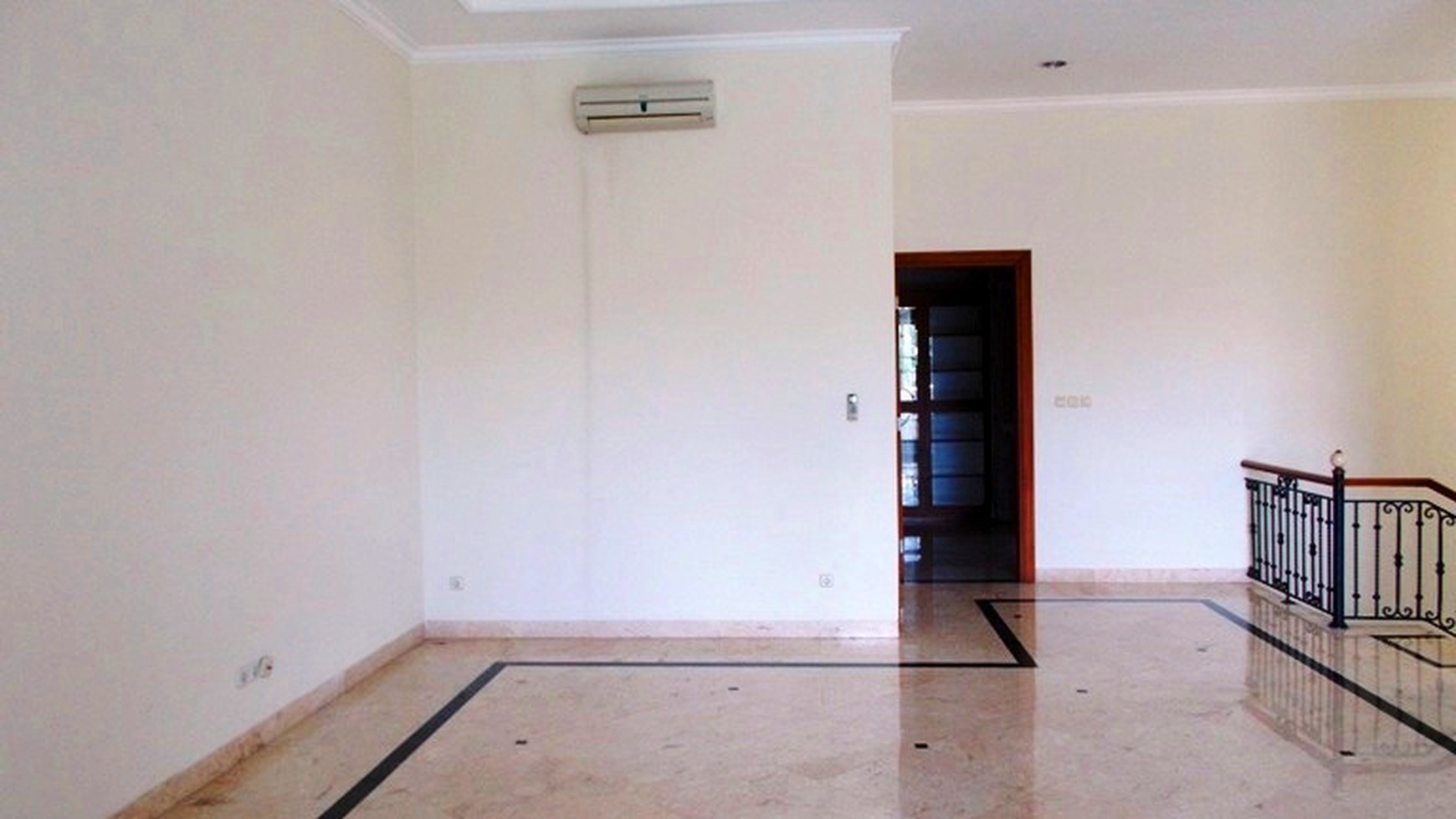 Newly House...Quiet area...Walking Distance to JIS