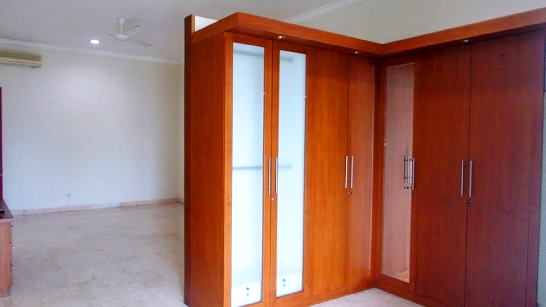 Newly House...Quiet area...Walking Distance to JIS