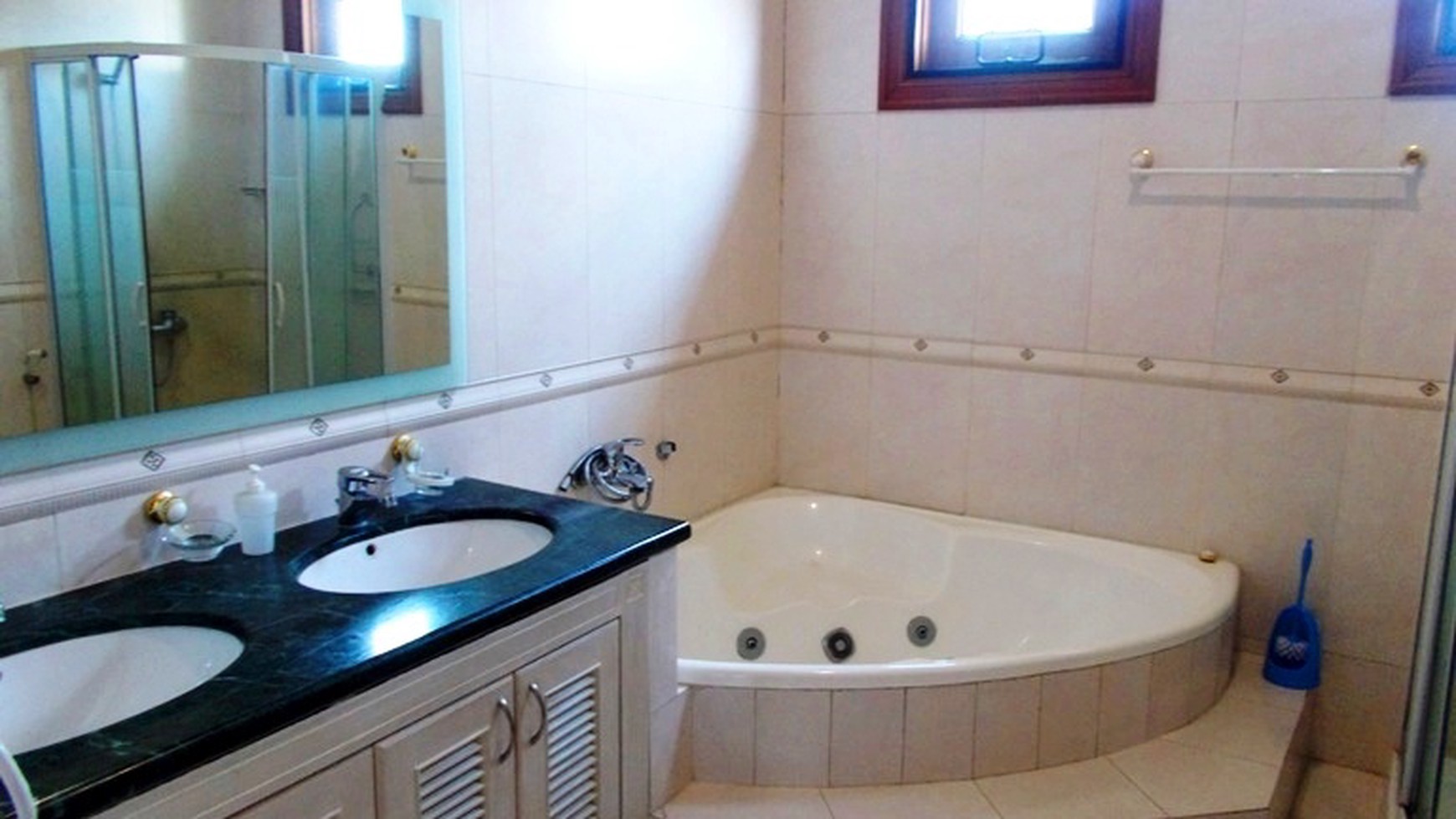 Newly House...Quiet area...Walking Distance to JIS