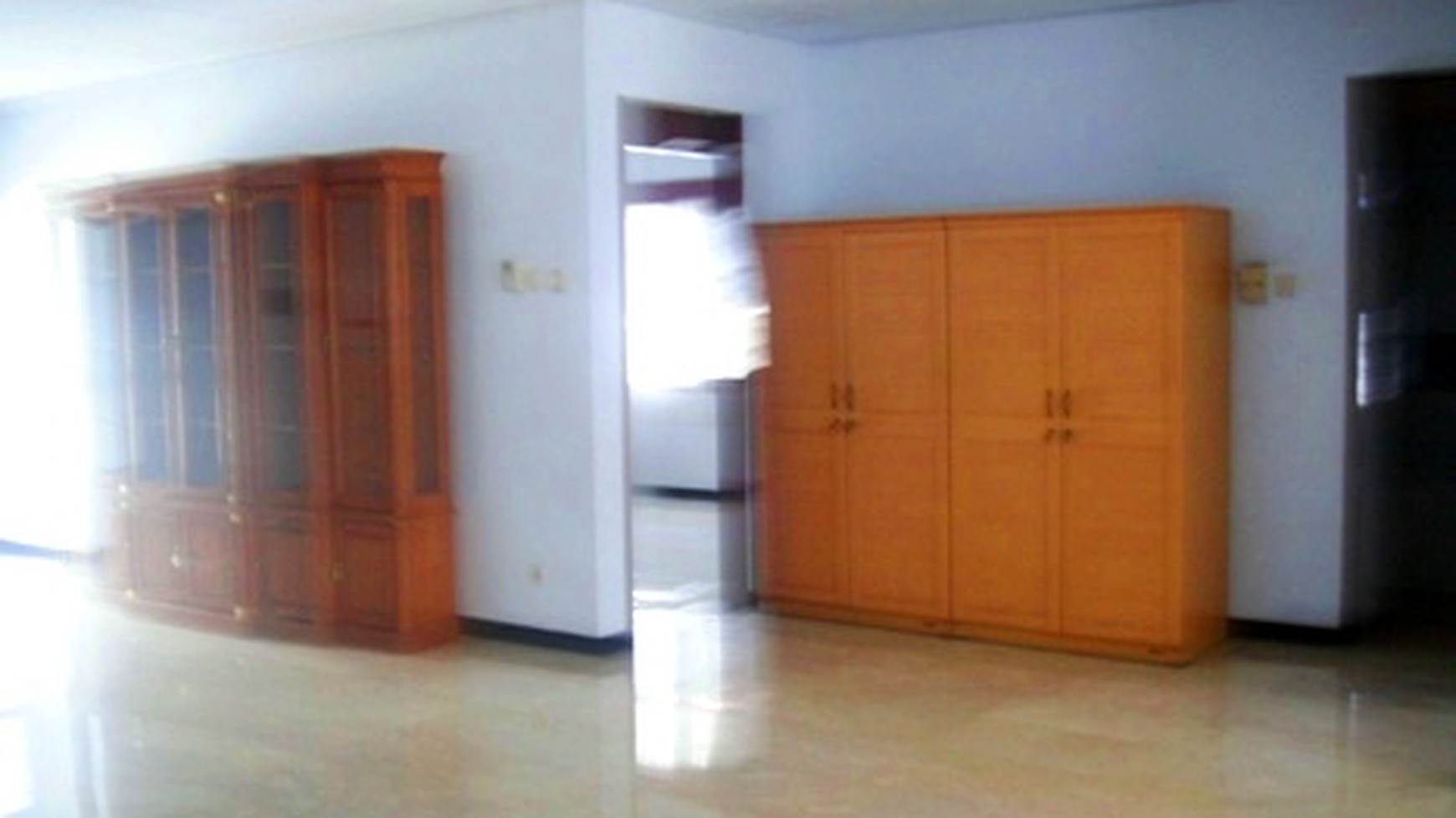 Quiet area...Classic Style...Nice Garden & Pool... Close to Sudirman...