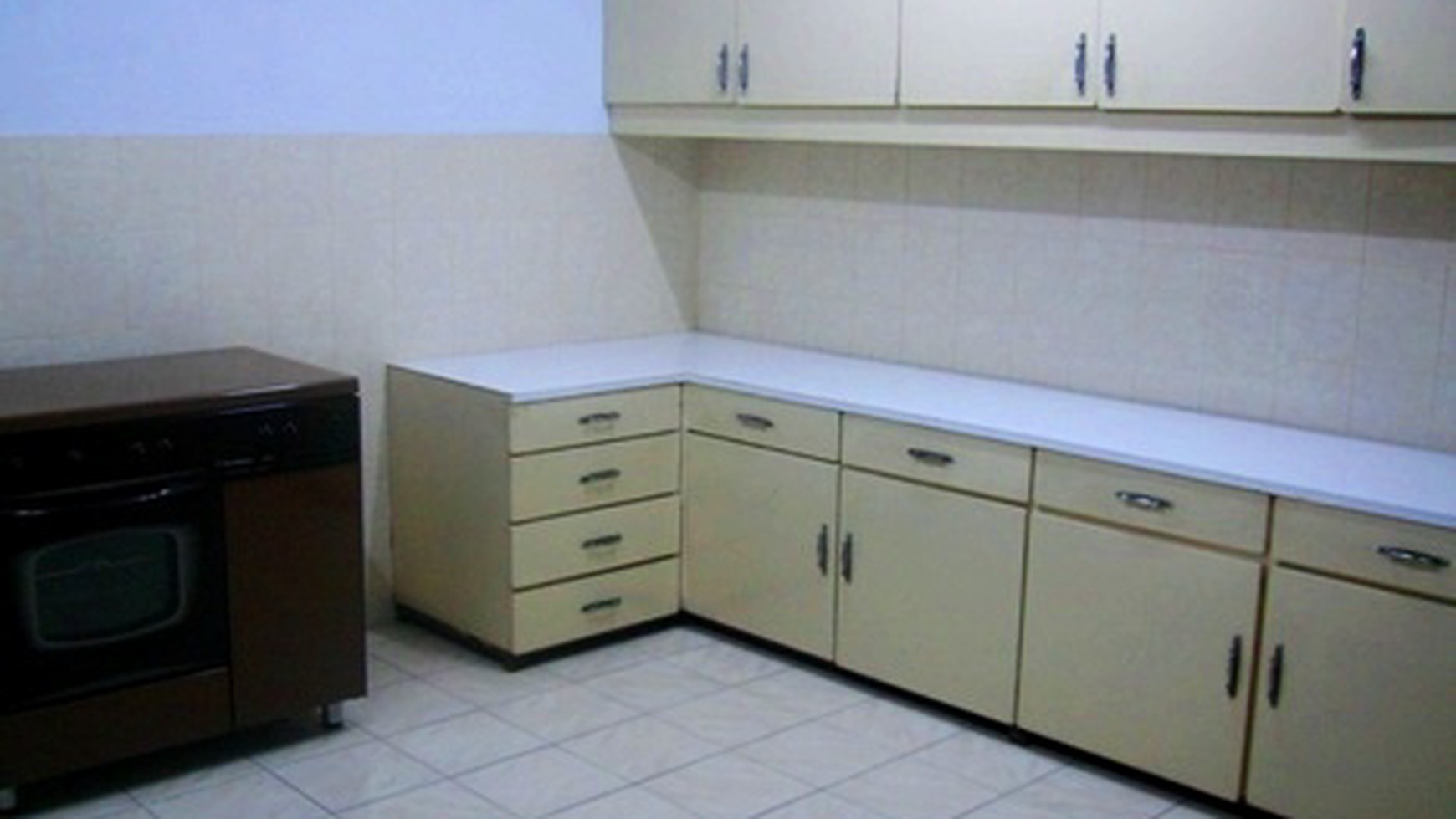 Quiet area...Classic Style...Nice Garden & Pool... Close to Sudirman...