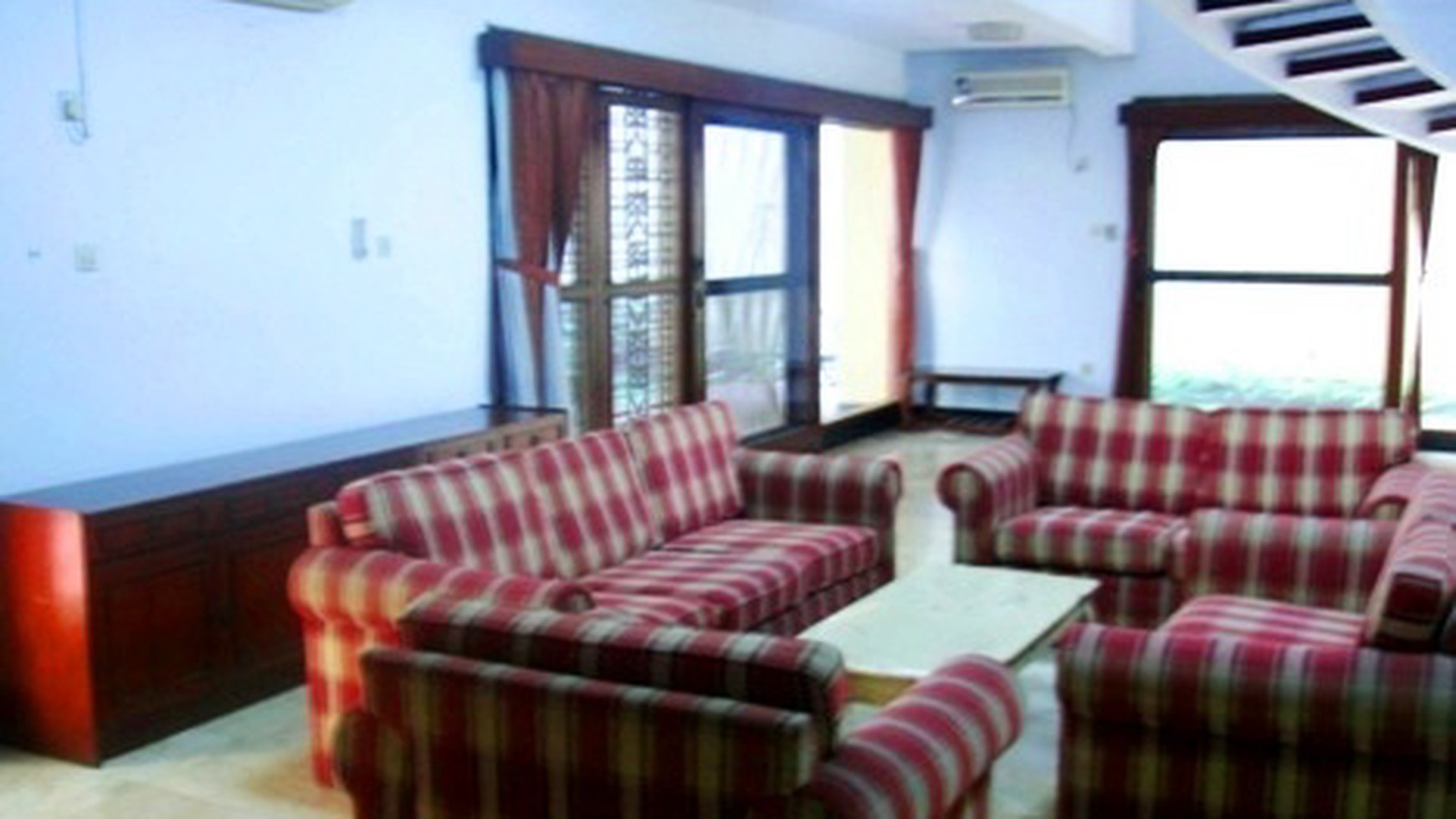 Quiet area...Classic Style...Nice Garden & Pool... Close to Sudirman...