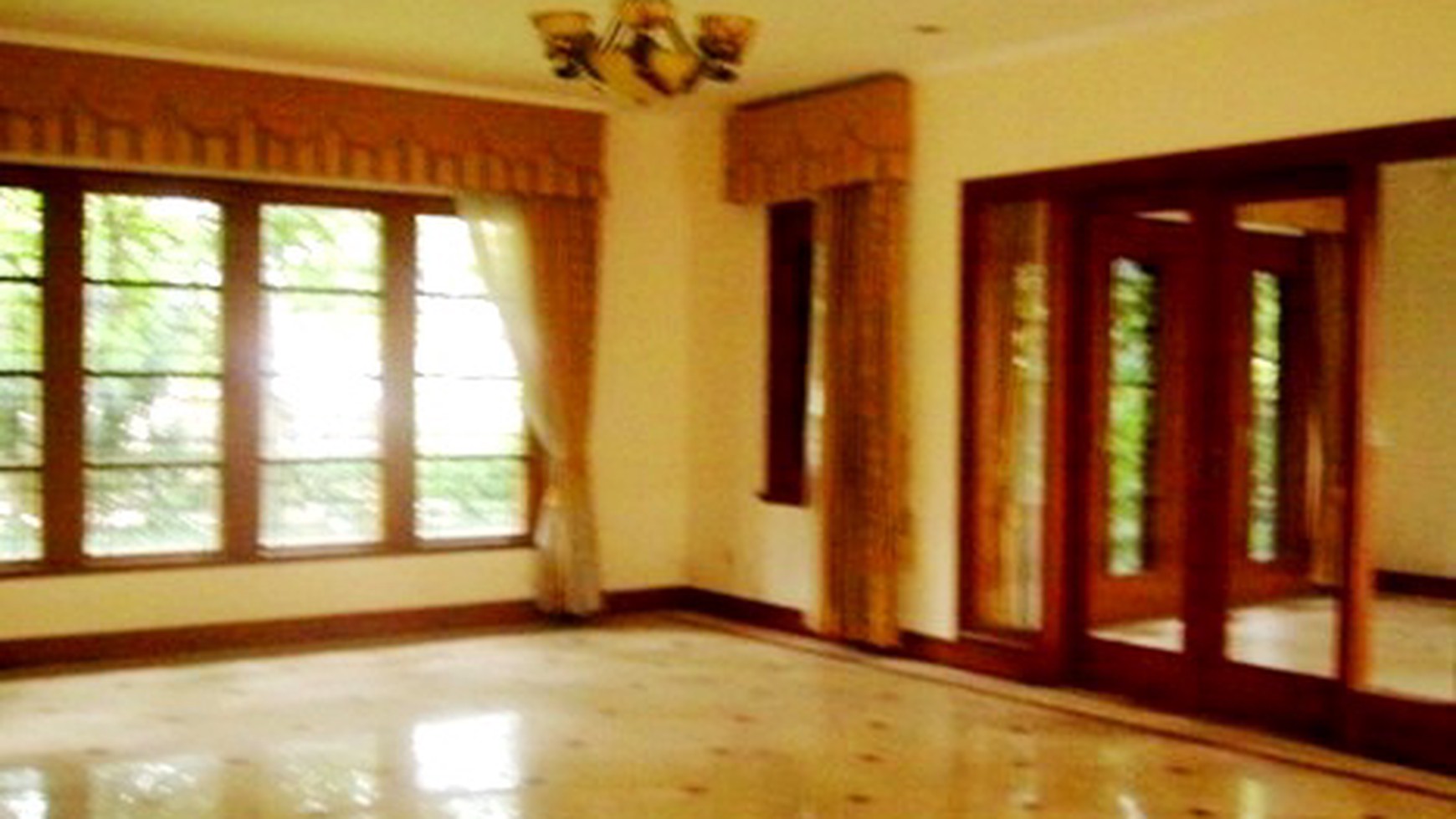 Nice House....Nice Poo..l..Nice Garden....Nice area...