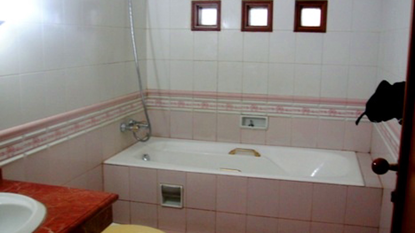 Nice House....Nice Poo..l..Nice Garden....Nice area...