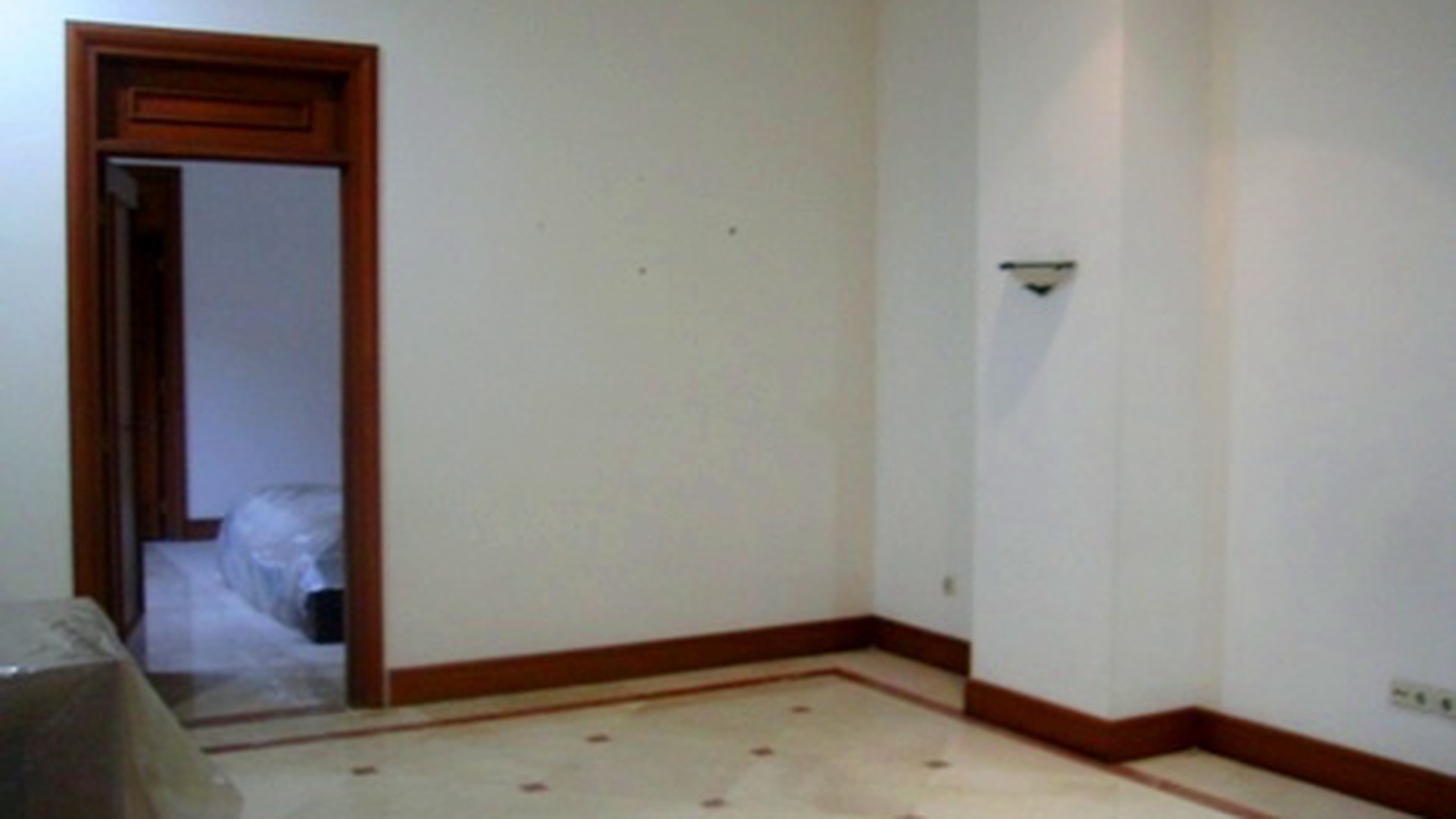 Nice House....Nice Poo..l..Nice Garden....Nice area...