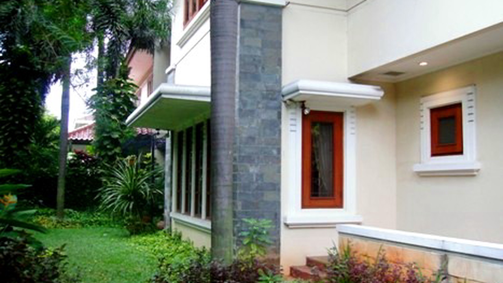 Nice House....Nice Poo..l..Nice Garden....Nice area...