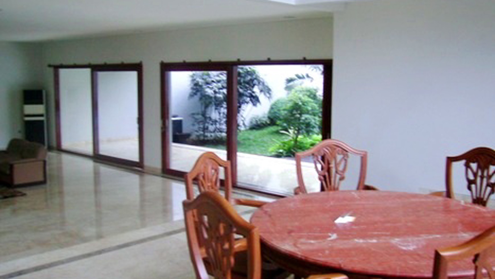 Nice Garden & Pool...Quiet area...Close to Senayan/Sudirman...