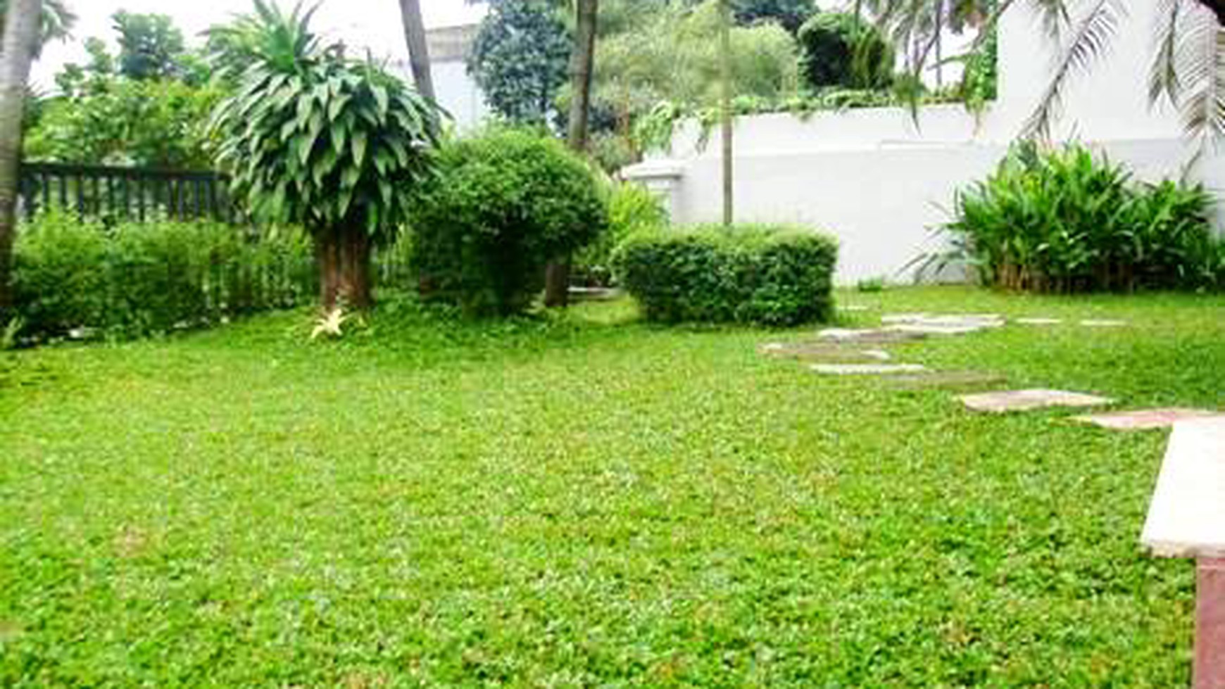 Nice Garden & Pool...Quiet area...Close to Senayan/Sudirman...