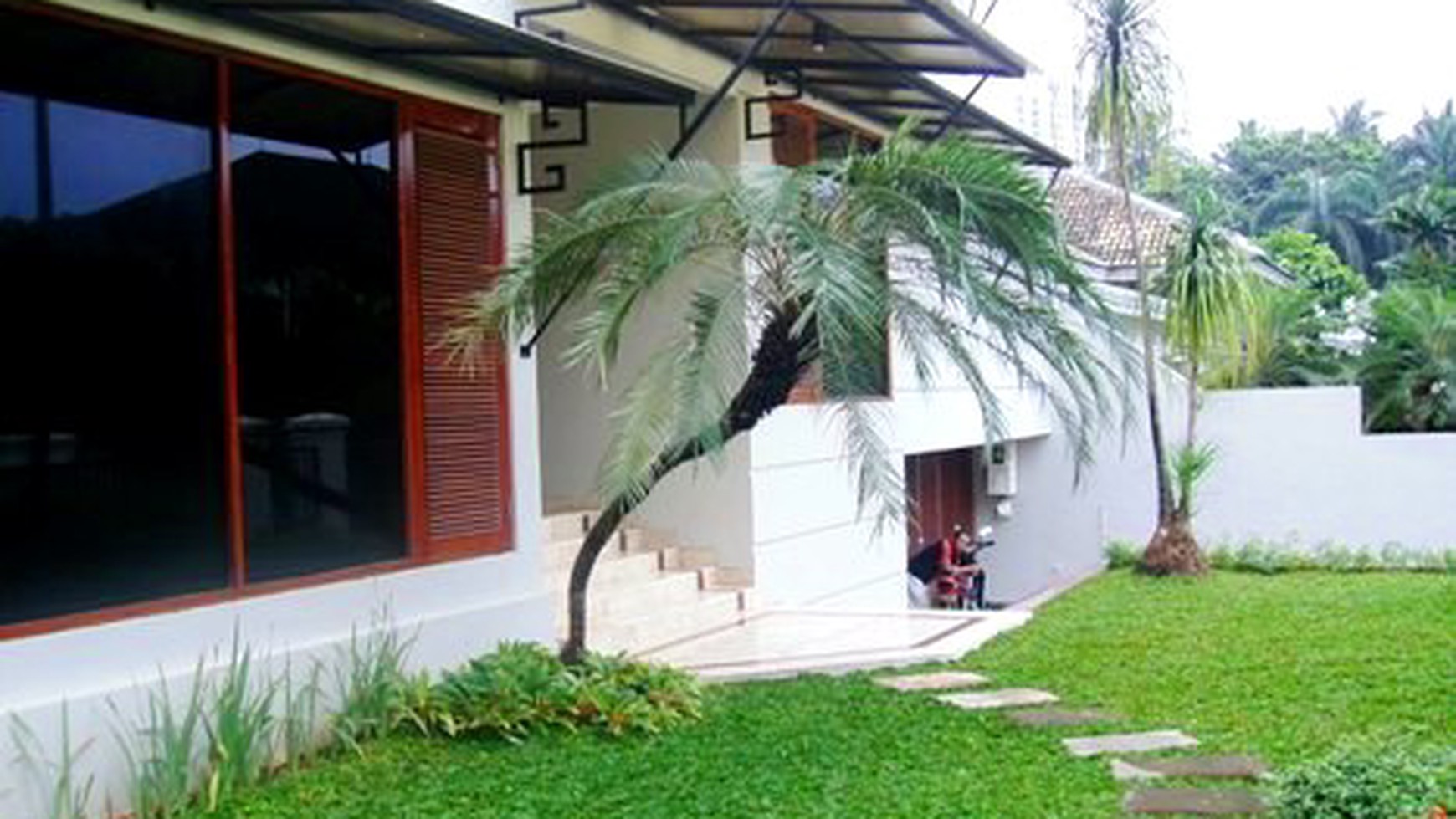 Nice Garden & Pool...Quiet area...Close to Senayan/Sudirman...