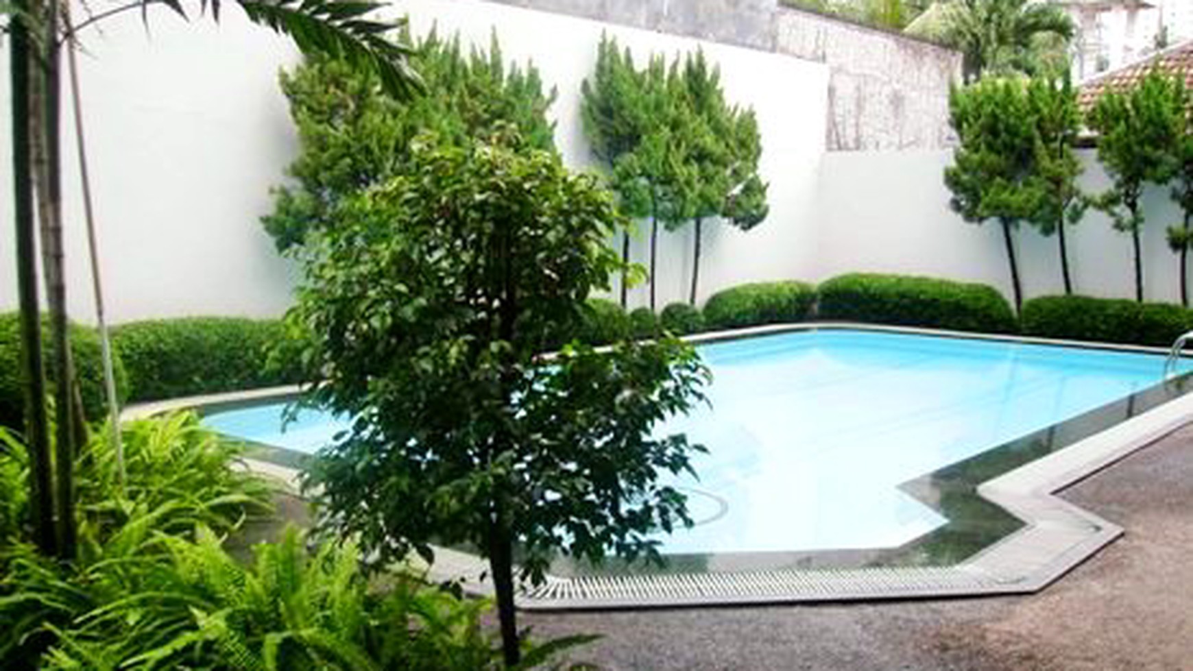 Nice Garden & Pool...Quiet area...Close to Senayan/Sudirman...