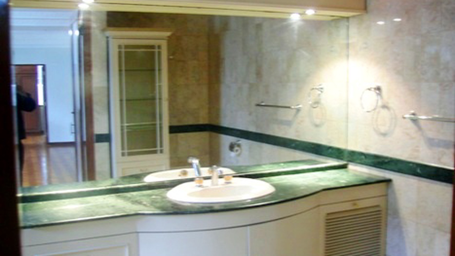 Nice Garden & Pool...Quiet area...Close to Senayan/Sudirman...