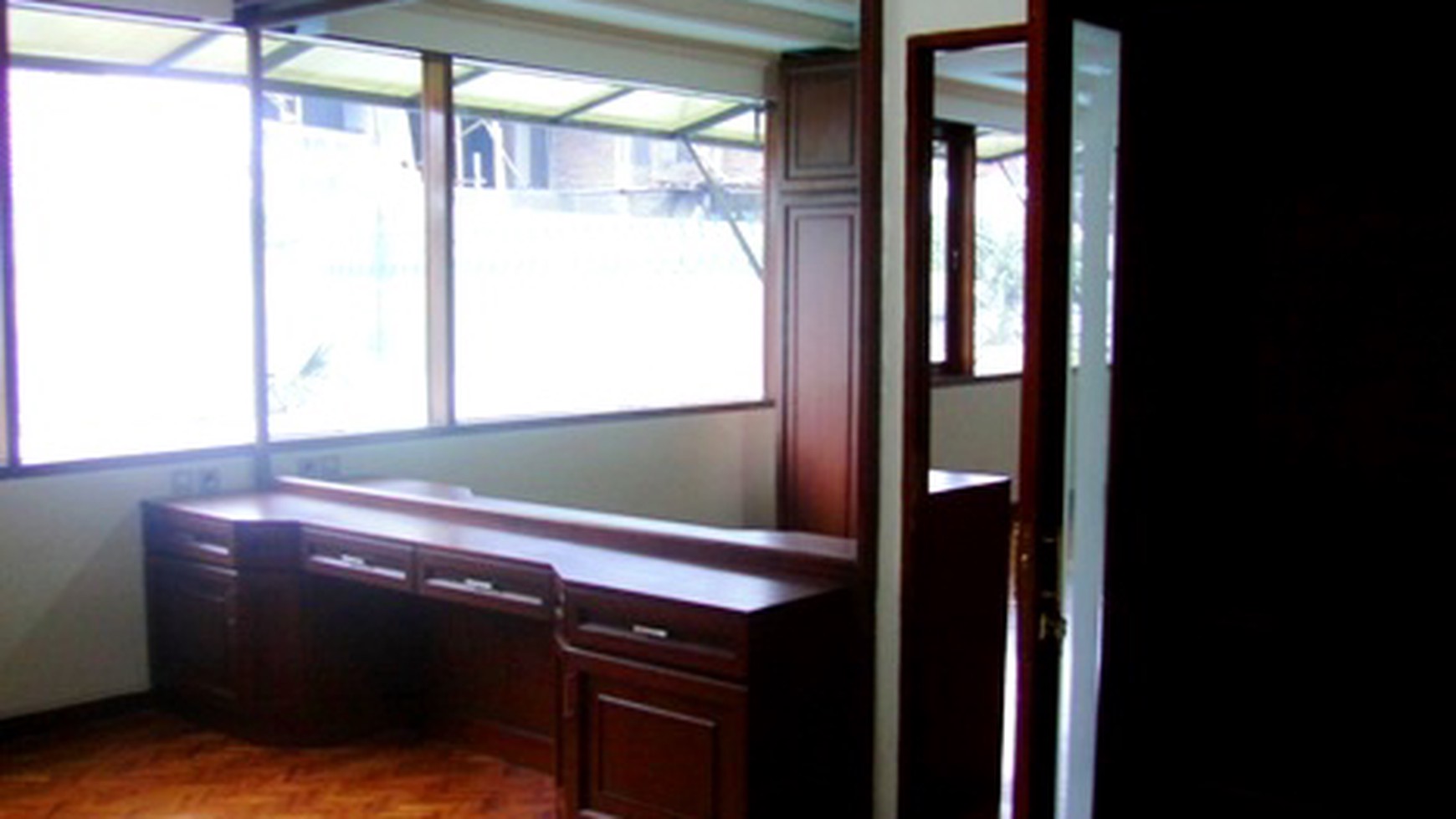 Nice Garden & Pool...Quiet area...Close to Senayan/Sudirman...