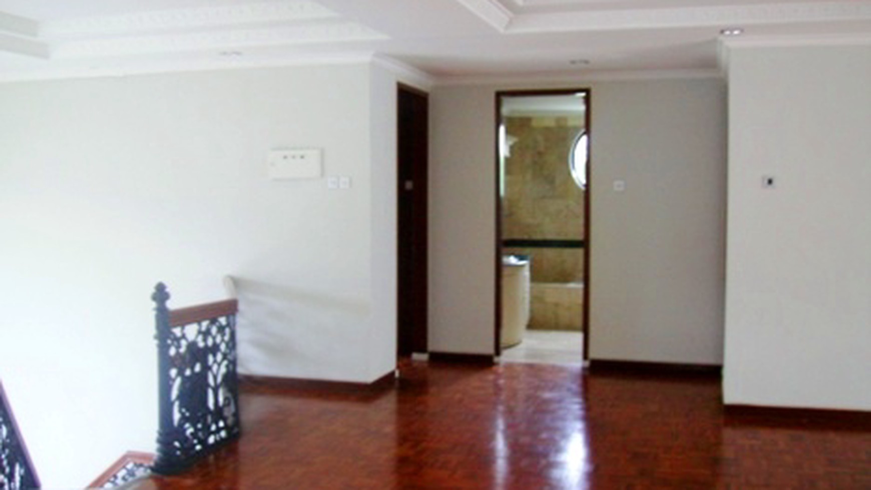 Nice Garden & Pool...Quiet area...Close to Senayan/Sudirman...