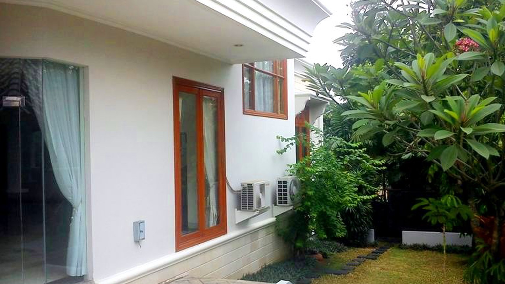 Nice House....Nice Garden & Pool..Very Quiet area...