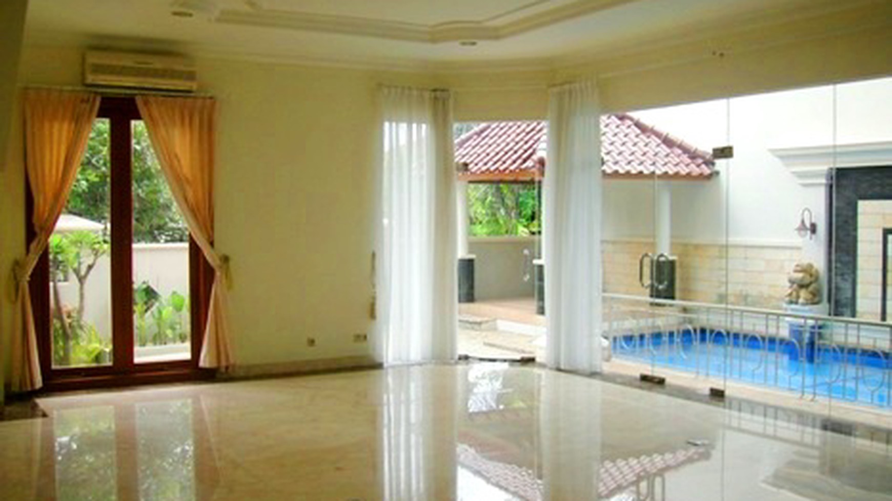 Nice House....Nice Garden & Pool..Very Quiet area...