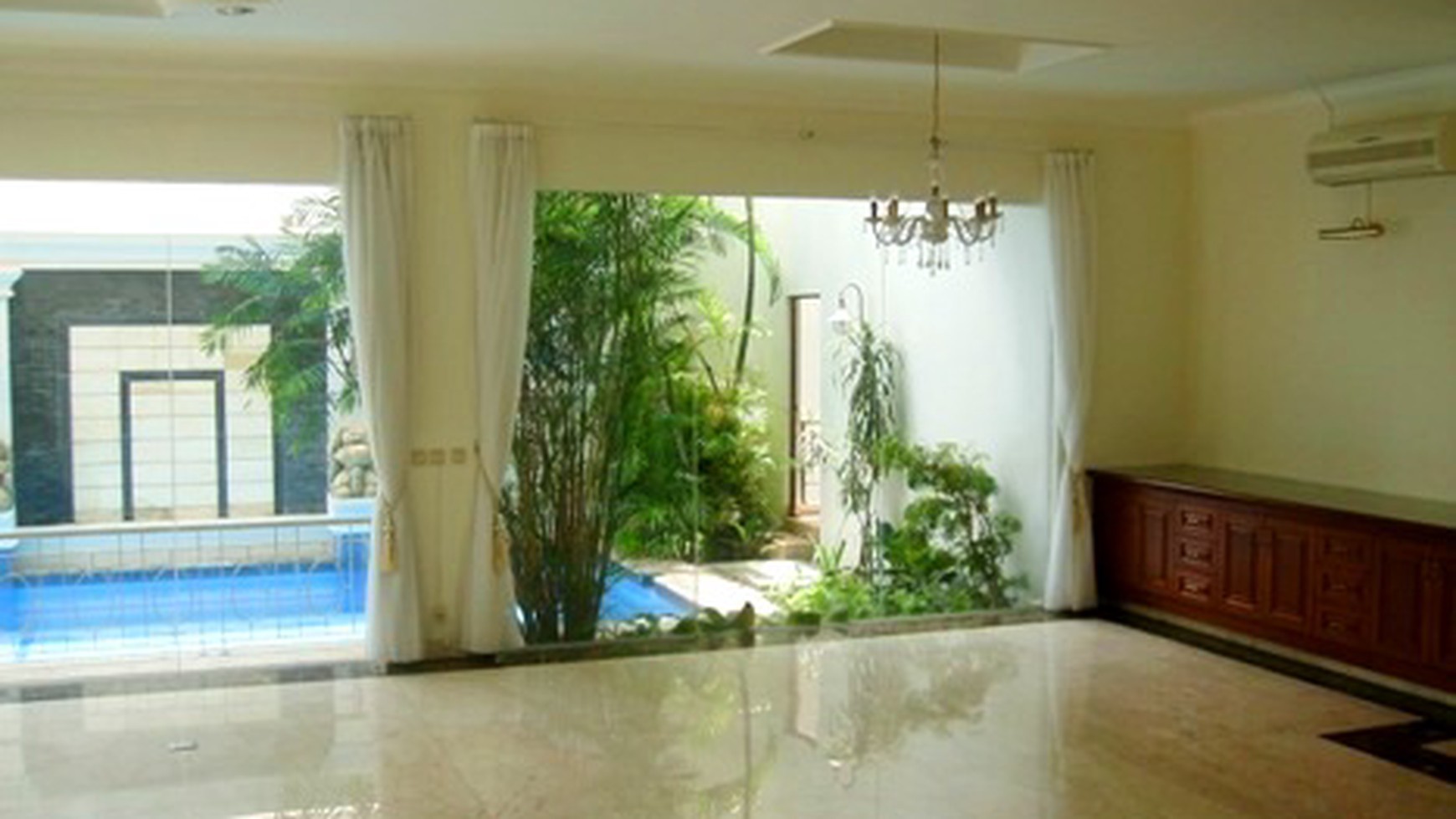 Nice House....Nice Garden & Pool..Very Quiet area...