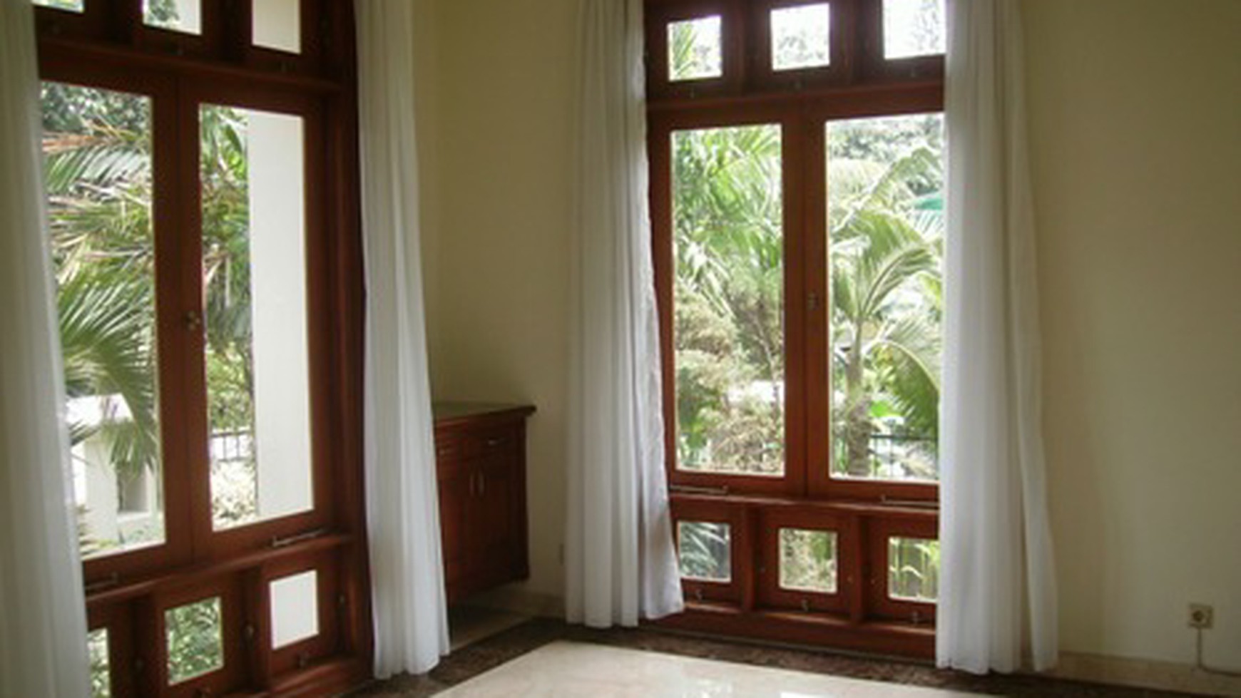 Nice House....Nice Garden & Pool..Very Quiet area...