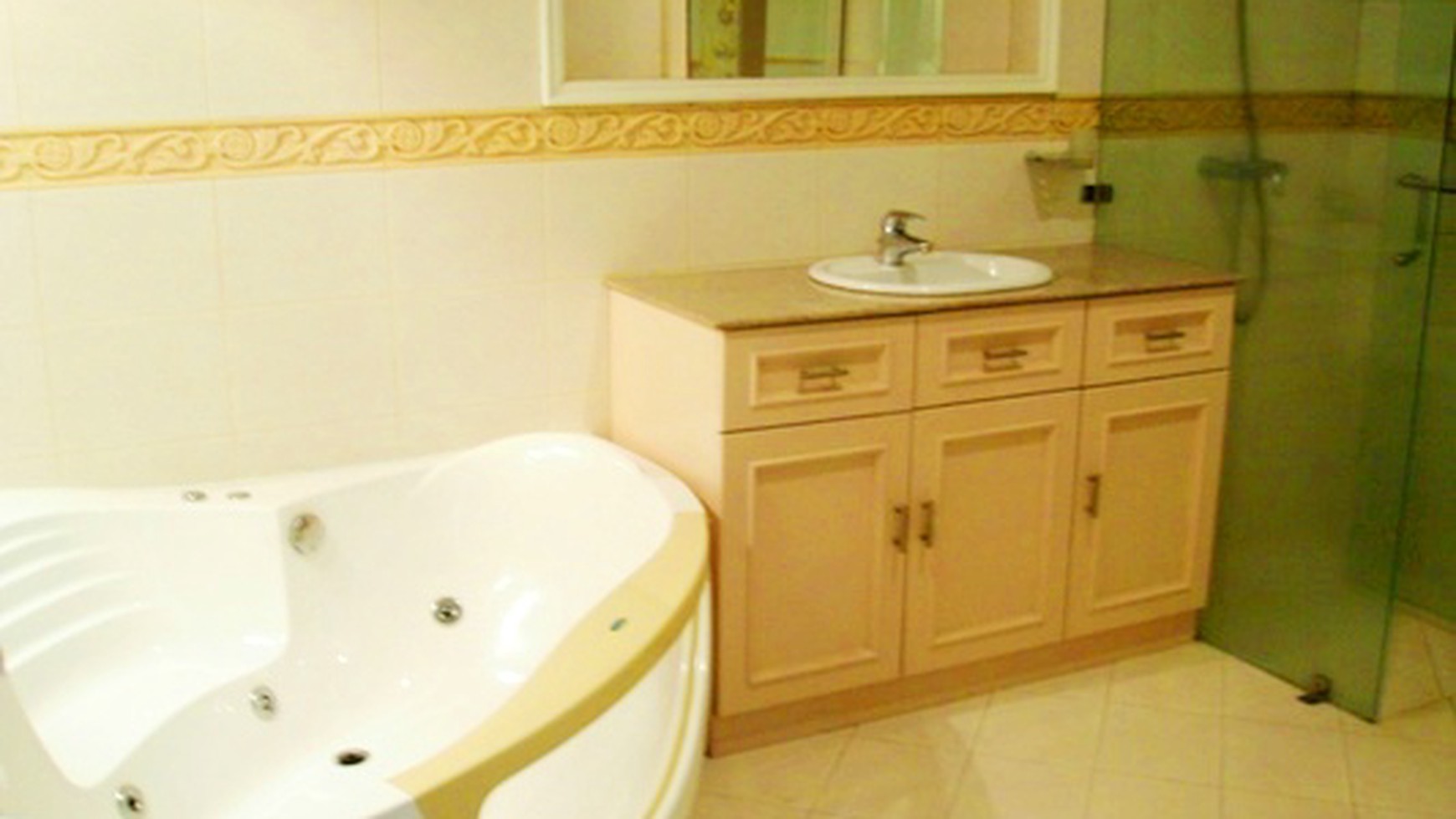 Nice House....Classic Style....Nice Garden & Pool...