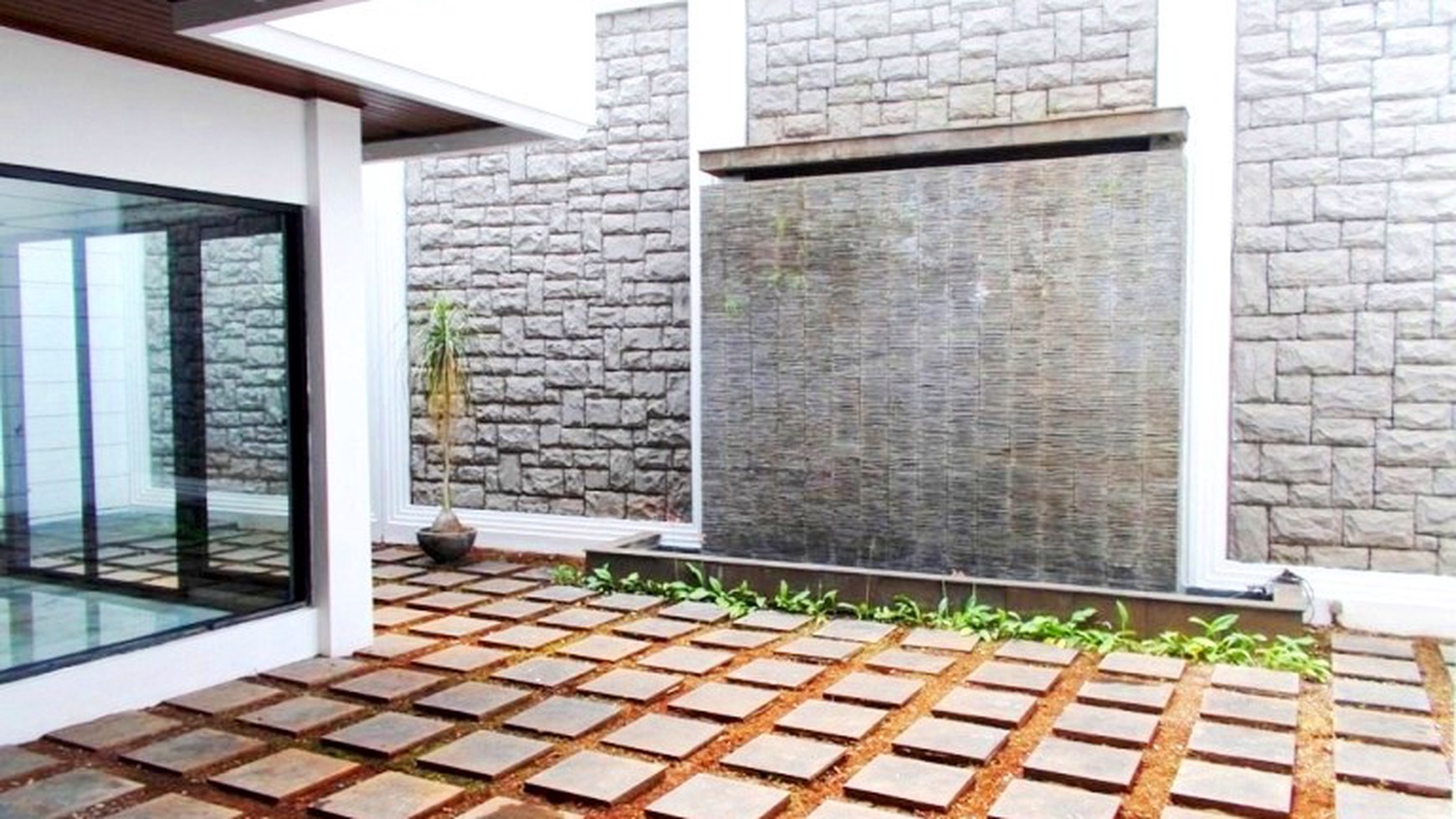 Nice House in the Compound...Very Quiet & Secure Area....Close to JIS...