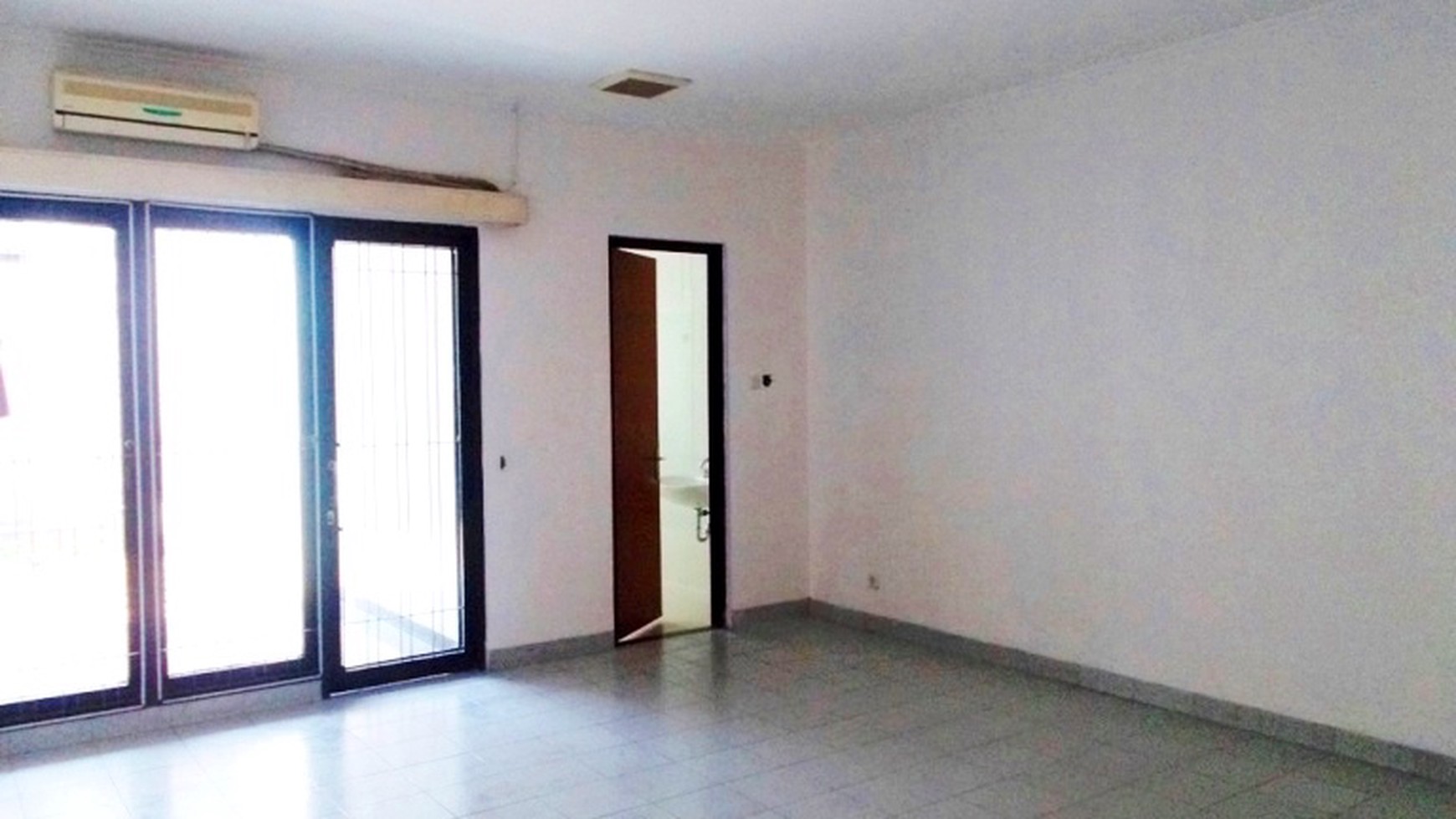 Nice House in the Compound...Very Quiet & Secure Area....Close to JIS...
