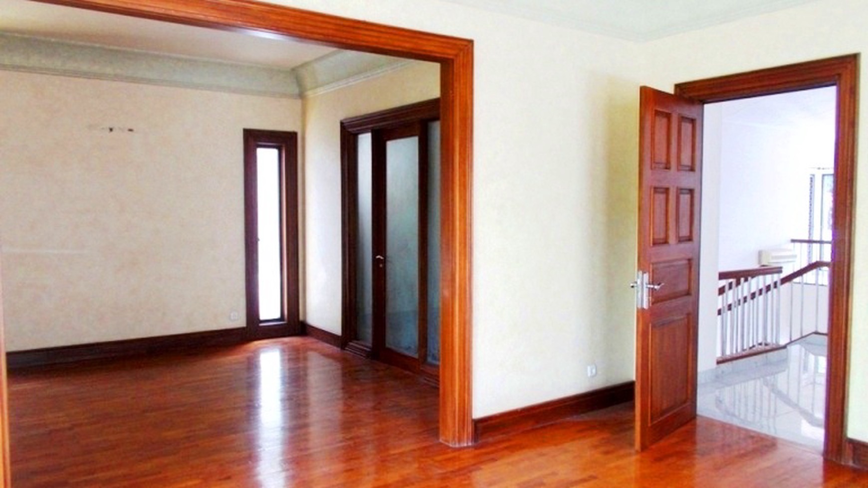 Nice House in the Compound...Very Quiet & Secure Area....Close to JIS...