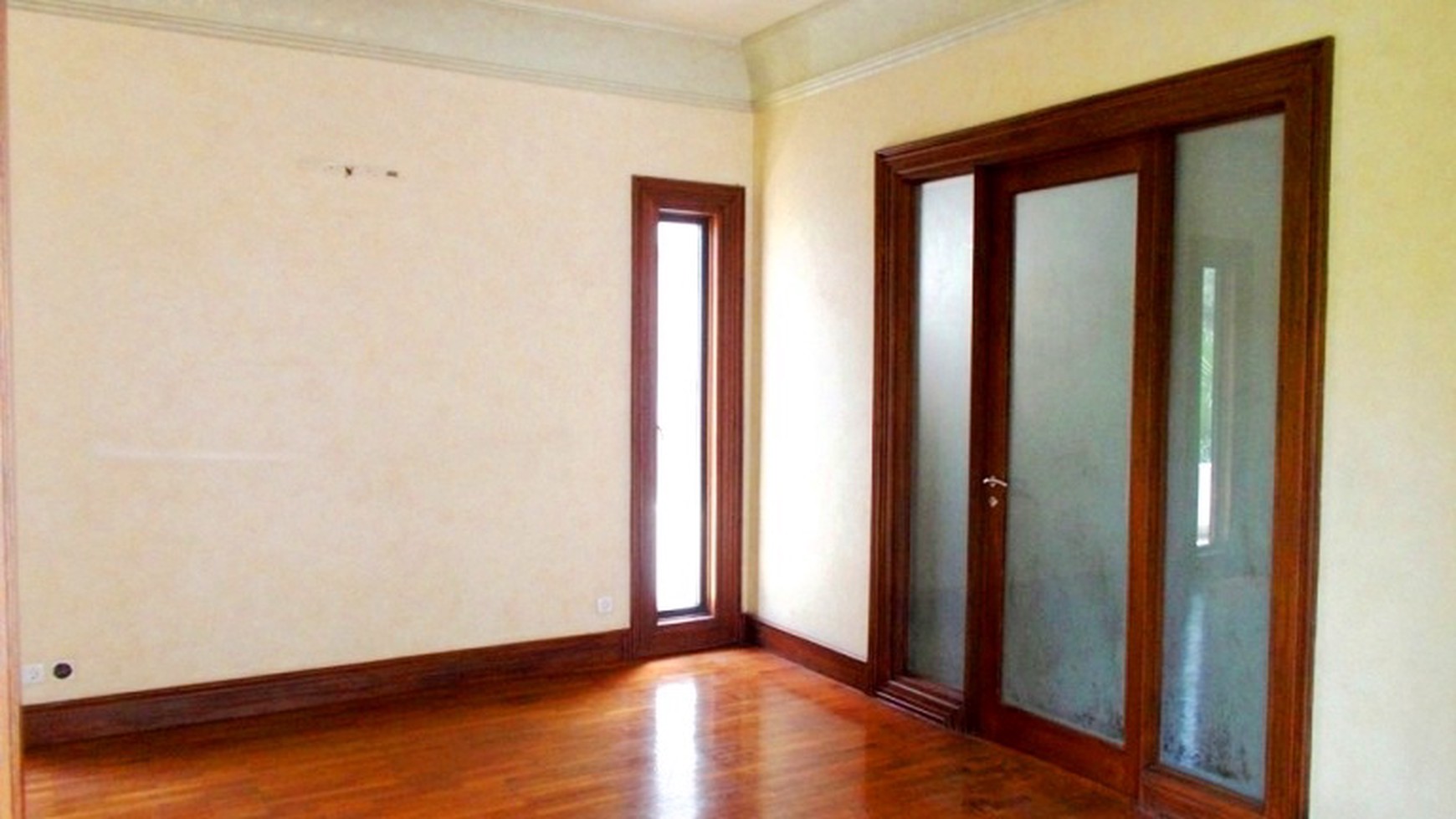 Nice House in the Compound...Very Quiet & Secure Area....Close to JIS...