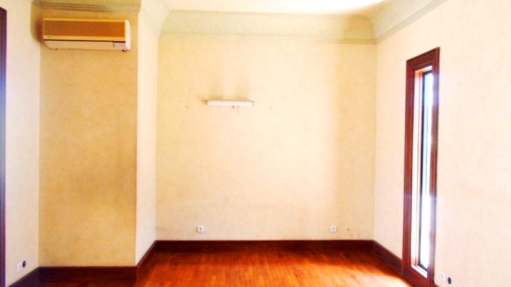 Nice House in the Compound...Very Quiet & Secure Area....Close to JIS...