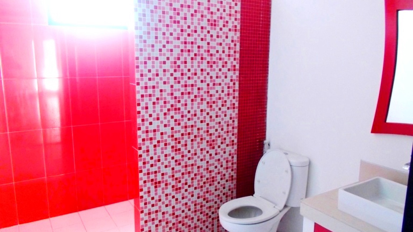 Nice House in the Compound...Very Quiet & Secure Area....Close to JIS...