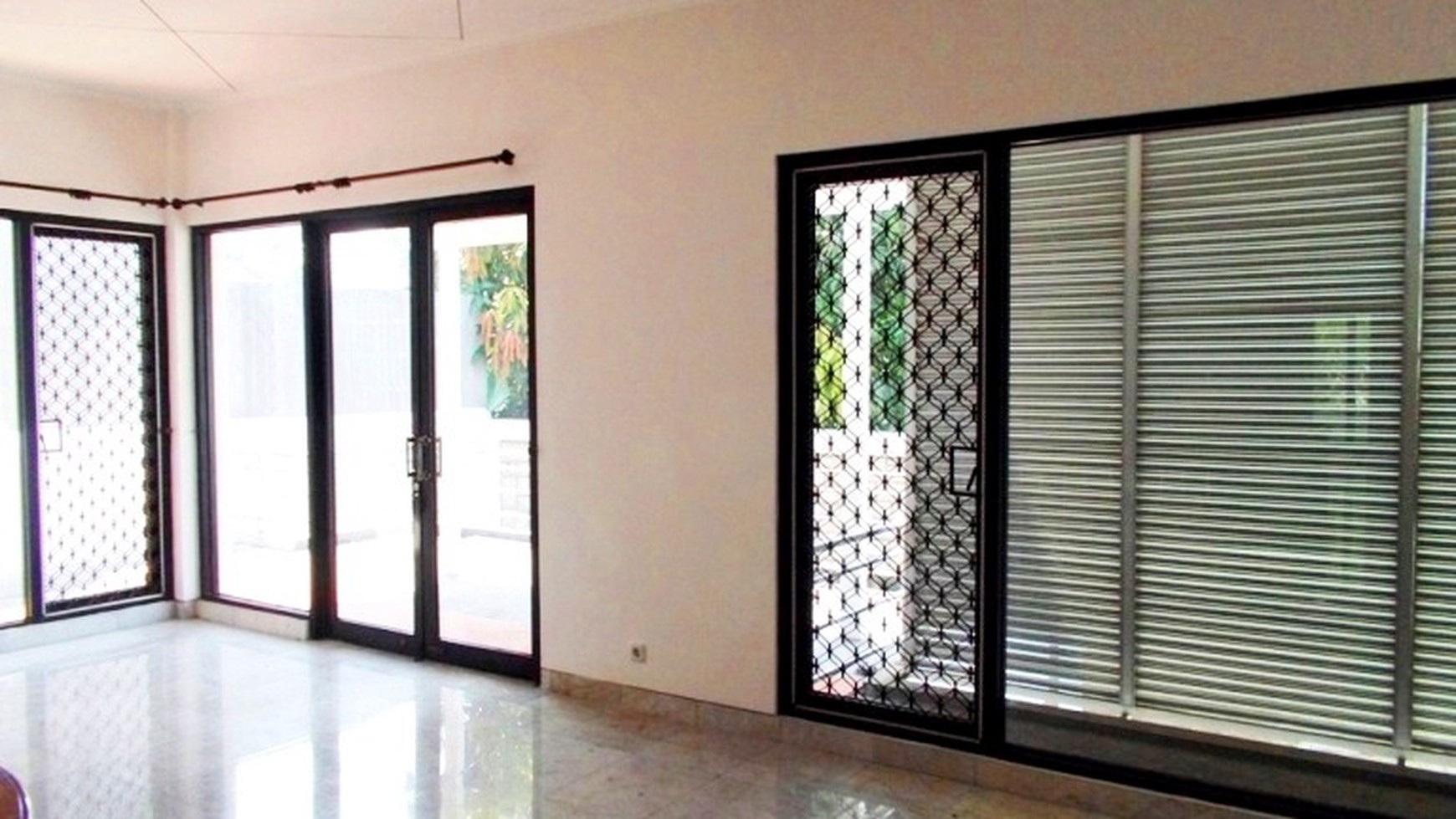 Nice House in the Compound...Very Quiet & Secure Area....Close to JIS...